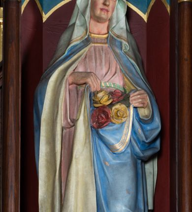 Zdjęcie nr 7: Nastawa architektoniczna, trójosiowa, jednokondygnacyjna ze zwieńczeniem, ustawiona na wysokiej predelli. Ołtarz w formie płytkiej skrzyni ustawionej na stopniu, dekorowanej z przodu dwiema półkolumienkami oraz trzema płycinami – dwiema z blendami i środkowej z godłem franciszkańskim. Mensa drewniana, wysunięta do przodu, wsparta na dwóch kolumnach. Predella dekorowana płycinami z blendami. Na jej tle, na mensie stoi figura św. Franciszka. Osie nastawy wydzielone trzema parami kolumienek podtrzymujących wimpergi z pinaklami, zakończone szczytami. Oś środkowa najwyższa, w jej polu obraz św. Ludwika w formie stojącego prostokąta zamkniętego łukiem trójlistnym ostrym, w prostej ramie dekorowanej na łuku ornamentem roślinnym. Zakończona szczytem w formie wieżyczki z przyporami i z ażurowymi blendami, zwieńczonej pinaklami dekorowanymi kwiatonami. Na osiach bocznych nisze z figurami św. Elżbiety i św. Katarzyny Aleksandryjskiej; flankowane ażurowymi blendami i maswerkami, po zewnętrznej stronie z pinaklami. Osie zakończone szczytami w formie wieżyczek z przyporami i ażurowymi blendami oraz pinaklami dekorowanymi kwiatonami. 
Struktura nastawy pokryta ciemnobrązową politurą, ornamentyka i profile złocone, wnętrza nisz polichromowane w kolorze czerwonym i niebieskim. 
