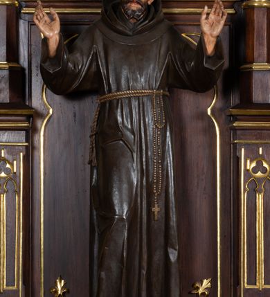 Zdjęcie nr 4: Nastawa architektoniczna, trójosiowa, jednokondygnacyjna ze zwieńczeniem, ustawiona na wysokiej predelli. Ołtarz w formie płytkiej skrzyni ustawionej na stopniu, dekorowanej z przodu dwiema półkolumienkami oraz trzema płycinami – dwiema z blendami i środkowej z godłem franciszkańskim. Mensa drewniana, wysunięta do przodu, wsparta na dwóch kolumnach. Predella dekorowana płycinami z blendami. Na jej tle, na mensie stoi figura św. Franciszka. Osie nastawy wydzielone trzema parami kolumienek podtrzymujących wimpergi z pinaklami, zakończone szczytami. Oś środkowa najwyższa, w jej polu obraz św. Ludwika w formie stojącego prostokąta zamkniętego łukiem trójlistnym ostrym, w prostej ramie dekorowanej na łuku ornamentem roślinnym. Zakończona szczytem w formie wieżyczki z przyporami i z ażurowymi blendami, zwieńczonej pinaklami dekorowanymi kwiatonami. Na osiach bocznych nisze z figurami św. Elżbiety i św. Katarzyny Aleksandryjskiej; flankowane ażurowymi blendami i maswerkami, po zewnętrznej stronie z pinaklami. Osie zakończone szczytami w formie wieżyczek z przyporami i ażurowymi blendami oraz pinaklami dekorowanymi kwiatonami. 
Struktura nastawy pokryta ciemnobrązową politurą, ornamentyka i profile złocone, wnętrza nisz polichromowane w kolorze czerwonym i niebieskim. 
