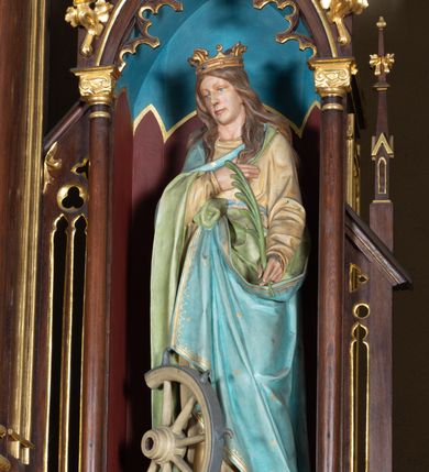 Zdjęcie nr 9: Nastawa architektoniczna, trójosiowa, jednokondygnacyjna ze zwieńczeniem, ustawiona na wysokiej predelli. Ołtarz w formie płytkiej skrzyni ustawionej na stopniu, dekorowanej z przodu dwiema półkolumienkami oraz trzema płycinami – dwiema z blendami i środkowej z godłem franciszkańskim. Mensa drewniana, wysunięta do przodu, wsparta na dwóch kolumnach. Predella dekorowana płycinami z blendami. Na jej tle, na mensie stoi figura św. Franciszka. Osie nastawy wydzielone trzema parami kolumienek podtrzymujących wimpergi z pinaklami, zakończone szczytami. Oś środkowa najwyższa, w jej polu obraz św. Ludwika w formie stojącego prostokąta zamkniętego łukiem trójlistnym ostrym, w prostej ramie dekorowanej na łuku ornamentem roślinnym. Zakończona szczytem w formie wieżyczki z przyporami i z ażurowymi blendami, zwieńczonej pinaklami dekorowanymi kwiatonami. Na osiach bocznych nisze z figurami św. Elżbiety i św. Katarzyny Aleksandryjskiej; flankowane ażurowymi blendami i maswerkami, po zewnętrznej stronie z pinaklami. Osie zakończone szczytami w formie wieżyczek z przyporami i ażurowymi blendami oraz pinaklami dekorowanymi kwiatonami. 
Struktura nastawy pokryta ciemnobrązową politurą, ornamentyka i profile złocone, wnętrza nisz polichromowane w kolorze czerwonym i niebieskim. 
