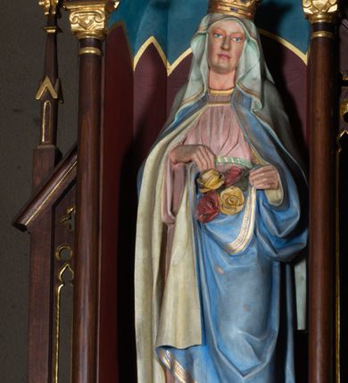 Zdjęcie nr 6: Nastawa architektoniczna, trójosiowa, jednokondygnacyjna ze zwieńczeniem, ustawiona na wysokiej predelli. Ołtarz w formie płytkiej skrzyni ustawionej na stopniu, dekorowanej z przodu dwiema półkolumienkami oraz trzema płycinami – dwiema z blendami i środkowej z godłem franciszkańskim. Mensa drewniana, wysunięta do przodu, wsparta na dwóch kolumnach. Predella dekorowana płycinami z blendami. Na jej tle, na mensie stoi figura św. Franciszka. Osie nastawy wydzielone trzema parami kolumienek podtrzymujących wimpergi z pinaklami, zakończone szczytami. Oś środkowa najwyższa, w jej polu obraz św. Ludwika w formie stojącego prostokąta zamkniętego łukiem trójlistnym ostrym, w prostej ramie dekorowanej na łuku ornamentem roślinnym. Zakończona szczytem w formie wieżyczki z przyporami i z ażurowymi blendami, zwieńczonej pinaklami dekorowanymi kwiatonami. Na osiach bocznych nisze z figurami św. Elżbiety i św. Katarzyny Aleksandryjskiej; flankowane ażurowymi blendami i maswerkami, po zewnętrznej stronie z pinaklami. Osie zakończone szczytami w formie wieżyczek z przyporami i ażurowymi blendami oraz pinaklami dekorowanymi kwiatonami. 
Struktura nastawy pokryta ciemnobrązową politurą, ornamentyka i profile złocone, wnętrza nisz polichromowane w kolorze czerwonym i niebieskim. 
