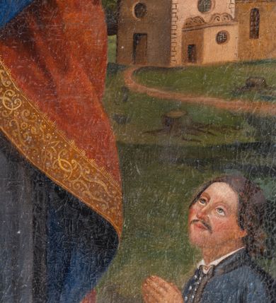 Zdjęcie nr 3: Obraz w formie stojącego prostokąta zamkniętego łukiem odcinkowym nadwieszonym z przedstawieniem św. Wojciecha ukazanego w całej postaci. Święty zwrócony jest w trzech czwartych w lewo, w prawej, uniesionej ręce trzyma laskę zakończoną krzyżem patriarchalnym, lewą, ugiętą przytrzymuje przy boku księgę. Twarz ma pociągłą, szczupłą, o starczych rysach, z migdałowatymi oczami, garbatym nosem i wąskimi ustami; okoloną długą, białą brodą oraz siwymi włosami sięgającymi ramion. Ubrany jest w czarną albę, białą rokietę, lamowaną koronką oraz czerwoną kapę ze złoconą bordiurą i niebieską podszewką, zapiętą na piersi klamrą. Na piersi ma paliusz, na głowie czerwoną infułę z wizerunkiem gołębicy Ducha Świętego. Po prawej stronie świętego stoi anioł w zielonej tunice, który w lewej ręce trzyma wiosło, prawą wskazuje na nie. Po lewej stronie świętego, w rogu, klęcząca półpostać fundatora z dłońmi złożonymi w geście modlitwy. Mężczyzna nosi wąsy, włosy ma zawiązane z tyłu głowy, ubrany jest w kamizelkę oraz habit à la française. Przed nim znajduje się kartusz z napisem „Wojciech / Supergan / Fundator tego / Ołtarza / A(nno) D(omini) 1800”. Po tej samej stronie w oddali ukazany kościół św. Wojciecha z Krakowa. W górnej części obrazu wyobrażone niebo z obłokami, pośród których po prawej stronie świętego znajduje się putto trzymające liść palmy, a wokół głowy Wojciecha pięć uskrzydlonych główek anielskich. 