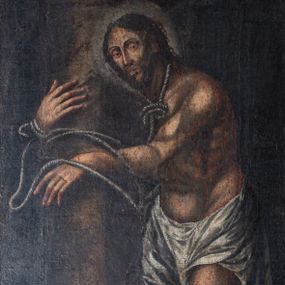 Zdjęcie nr 1: Obraz w formie stojącego prostokąta z przedstawieniem Chrystusa u słupa. Jezus ukazany w całej postaci, w wykroku, zwrócony w trzech czwartych w prawo, obiema rękami obejmujący słup, opiera o niego głowę. 
Twarz ma podłużną, o półprzymkniętych oczach, z długim i wąskim nosem, okoloną ciemną i krótką brodą. Włosy długie, ciemnobrązowe, opadają na plecy. Wokół głowy nimb. Ciało masywne, muskularne, w całości pokryte krwawiącymi ranami. 
Przez biodra przewiązane krótkie, białe perizonium, obficie fałdowane, opadające ciężko. Szyja, ręce i prawa noga Chrystusa owinięte sznurem i przywiązane do słupa. Ten ostatni w formie wysokiej, brązowej kolumny. Tło obrazu jednolite, ciemnobrązowe.




