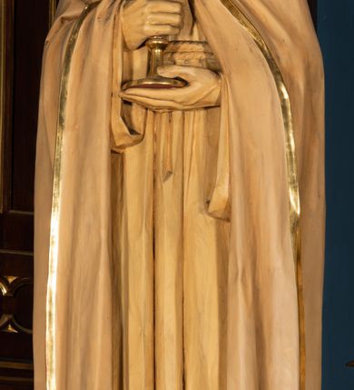 Zdjęcie nr 8: Nastawa architektoniczna, jednoosiowa, jednokondygnacyjna, ze zwieńczeniem, ustawiona na wysokim cokole. Ołtarz ustawiony na pięciostopniowej kamiennej podstawie; granitowy, prostopadłościenny, z monogramem IHS na froncie, mensa granitowa. Na nim drewniane tabernakulum w formie prostopadłościennej skrzynki, flankowane parą kolumienek, zamknięte od góry profilowanym gzymsem. Na ściance frontowej wysunięte do przodu metalowe drzwiczki w oprawie architektonicznej na niskim cokole, zamknięte od góry prostym gzymsem. Na drzwiczkach kielich z hostią, w płycinie o kształcie prostokąta stojącego zamkniętego łukiem trójlistnym ostrym. 
Nastawa flankowana dwiema dwukondygnacyjnymi wieżyczkami na planie ośmioboku z figurami św. Jana Ewangelisty i św. Piotra w pierwszej kondygnacji oraz figurami aniołów w drugiej. Figury apostołów ustawione są na ośmiobocznych wspornikach zdobionych od dołu arkadowaniem z kwiatonami, podtrzymywanych przez ośmioboczne kolumienki, flankujące kamienny ołtarz. Nad figurami ośmioboczne baldachimy zdobione od dołu arkadowaniem z kwiatonami, stanowiące podstawę dla figur aniołów, które zwieńczone są analogicznymi ośmiobocznymi baldachimami i rozbudowanymi pinaklami. W polu środkowym rzeźbiona Trójca Święta ukazana jako Tron łaski pośród obłoków i uskrzydlonych główek anielskich. Nad nią duży, ośmioboczny baldachim, zdobiony od dołu arkadowaniem, zakończonym kwiatonami, dekorowany maswerkami, wimpergami i kwiatonami, naprzemiennie z pinaklami, który stanowi podstawę wieżyczki wieńczącej ołtarz. W jej polu ustawiona figura Matki Boskiej, nad nią ośmioboczny baldachim zdobiony od dołu arkadowaniem i kwiatonami, zakończony dużym pinaklem dekorowanym żabkami. Nastawa flankowana uszami w formie przypór dekorowanych maswerkiem i wąskimi kolumienkami z pinaklami. 
Struktura politurowana w kolorze ciemnobrązowym, detale i ornamentyka złocone, tło pola głównego oraz podniebienia baldachimów błękitne.