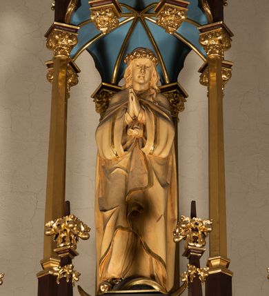 Zdjęcie nr 3: Nastawa architektoniczna, jednoosiowa, jednokondygnacyjna, ze zwieńczeniem, ustawiona na wysokim cokole. Ołtarz ustawiony na pięciostopniowej kamiennej podstawie; granitowy, prostopadłościenny, z monogramem IHS na froncie, mensa granitowa. Na nim drewniane tabernakulum w formie prostopadłościennej skrzynki, flankowane parą kolumienek, zamknięte od góry profilowanym gzymsem. Na ściance frontowej wysunięte do przodu metalowe drzwiczki w oprawie architektonicznej na niskim cokole, zamknięte od góry prostym gzymsem. Na drzwiczkach kielich z hostią, w płycinie o kształcie prostokąta stojącego zamkniętego łukiem trójlistnym ostrym. 
Nastawa flankowana dwiema dwukondygnacyjnymi wieżyczkami na planie ośmioboku z figurami św. Jana Ewangelisty i św. Piotra w pierwszej kondygnacji oraz figurami aniołów w drugiej. Figury apostołów ustawione są na ośmiobocznych wspornikach zdobionych od dołu arkadowaniem z kwiatonami, podtrzymywanych przez ośmioboczne kolumienki, flankujące kamienny ołtarz. Nad figurami ośmioboczne baldachimy zdobione od dołu arkadowaniem z kwiatonami, stanowiące podstawę dla figur aniołów, które zwieńczone są analogicznymi ośmiobocznymi baldachimami i rozbudowanymi pinaklami. W polu środkowym rzeźbiona Trójca Święta ukazana jako Tron łaski pośród obłoków i uskrzydlonych główek anielskich. Nad nią duży, ośmioboczny baldachim, zdobiony od dołu arkadowaniem, zakończonym kwiatonami, dekorowany maswerkami, wimpergami i kwiatonami, naprzemiennie z pinaklami, który stanowi podstawę wieżyczki wieńczącej ołtarz. W jej polu ustawiona figura Matki Boskiej, nad nią ośmioboczny baldachim zdobiony od dołu arkadowaniem i kwiatonami, zakończony dużym pinaklem dekorowanym żabkami. Nastawa flankowana uszami w formie przypór dekorowanych maswerkiem i wąskimi kolumienkami z pinaklami. 
Struktura politurowana w kolorze ciemnobrązowym, detale i ornamentyka złocone, tło pola głównego oraz podniebienia baldachimów błękitne.