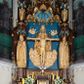 Zdjęcie nr 1: Nastawa architektoniczna, jednoosiowa, jednokondygnacyjna, ze zwieńczeniem, ustawiona na wysokim cokole. Ołtarz ustawiony na pięciostopniowej kamiennej podstawie; granitowy, prostopadłościenny, z monogramem IHS na froncie, mensa granitowa. Na nim drewniane tabernakulum w formie prostopadłościennej skrzynki, flankowane parą kolumienek, zamknięte od góry profilowanym gzymsem. Na ściance frontowej wysunięte do przodu metalowe drzwiczki w oprawie architektonicznej na niskim cokole, zamknięte od góry prostym gzymsem. Na drzwiczkach kielich z hostią, w płycinie o kształcie prostokąta stojącego zamkniętego łukiem trójlistnym ostrym. 
Nastawa flankowana dwiema dwukondygnacyjnymi wieżyczkami na planie ośmioboku z figurami św. Jana Ewangelisty i św. Piotra w pierwszej kondygnacji oraz figurami aniołów w drugiej. Figury apostołów ustawione są na ośmiobocznych wspornikach zdobionych od dołu arkadowaniem z kwiatonami, podtrzymywanych przez ośmioboczne kolumienki, flankujące kamienny ołtarz. Nad figurami ośmioboczne baldachimy zdobione od dołu arkadowaniem z kwiatonami, stanowiące podstawę dla figur aniołów, które zwieńczone są analogicznymi ośmiobocznymi baldachimami i rozbudowanymi pinaklami. W polu środkowym rzeźbiona Trójca Święta ukazana jako Tron łaski pośród obłoków i uskrzydlonych główek anielskich. Nad nią duży, ośmioboczny baldachim, zdobiony od dołu arkadowaniem, zakończonym kwiatonami, dekorowany maswerkami, wimpergami i kwiatonami, naprzemiennie z pinaklami, który stanowi podstawę wieżyczki wieńczącej ołtarz. W jej polu ustawiona figura Matki Boskiej, nad nią ośmioboczny baldachim zdobiony od dołu arkadowaniem i kwiatonami, zakończony dużym pinaklem dekorowanym żabkami. Nastawa flankowana uszami w formie przypór dekorowanych maswerkiem i wąskimi kolumienkami z pinaklami. 
Struktura politurowana w kolorze ciemnobrązowym, detale i ornamentyka złocone, tło pola głównego oraz podniebienia baldachimów błękitne.