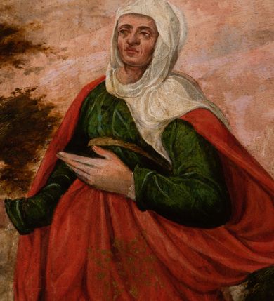 Zdjęcie nr 5: Obraz w formie stojącego prostokąta, pole obrazowe w kształcie stojącego prostokąta zamkniętego łukiem półkolistym, w przyłuczach ryta w zaprawie i złocona wić roślinna. W centrum kompozycji Maria i św. Elżbieta ukazane w całej postaci, zwrócone ku sobie, na tle pejzażu, u dołu niewielkie postacie donatorów. Maria w lewej części obrazu, zwrócona w trzech czwartych w lewo, prawą ręką trzyma dłoń Elżbiety, lewą unosi, pozdrawiając ją. Ma owalną twarz, o młodzieńczych rysach, wysokim czole, półprzymkniętych oczach, małym nosie i pełnych ustach, okoloną gęstymi, jasnobrązowymi, długimi włosami opadającymi na ramiona i plecy, czoło przewiązane opaską. Ubrana jest w zielono-złotą suknię spodnią, wielkowzorzystą, różową suknię wierzchnią podwiązaną nad kolanem i na ramionach, przepasaną w talii, szaro-brązowy płaszcz, z zieloną podszewką zarzucony na plecy i opadający po bokach postaci, wokół szyi podwika. W prawej części obrazu św. Elżbieta, zwrócona w trzech czwartych w prawo, lewą rękę ma ugiętą, na wysokości talii, wskazując dłonią na Marię, prawą wyciąga przed siebie i trzyma jej dłoń. Twarz ma owalną, o starczych rysach, półprzymkniętych oczach, małym nosie i pełnych ustach. Ubrana jest w zieloną suknię z brązowym wzorem w dolnej części, czerwony płaszcz zarzucony na ramiona i podtrzymywany lewą ręką z przodu, na głowie ma biały welon zawiązany wokół szyi. Postacie przedstawione na tle pejzażu z pierzastymi drzewami oraz budynkami, w oddali góry ukazane w perspektywie powietrznej. Ponad nimi szaro-różowe niebo. W dolnej części obrazu niewielkie, klęczące postacie. Po lewej stronie dojrzały mężczyzna z długą brodą, zwrócony w trzech czwartych w lewo, z uniesioną głową, w wyciągniętych z przodu rękach trzyma czapkę. Ubrany jest w szubę z futrzanym kołnierzem. Przed nim biało-czarna tarcza z godłem herbu Bonarowa i syglami „SBZ”. Po prawej stronie pięć klęczących postaci, zwróconych w trzech czwartych w prawo, z dłońmi złożonymi w geście modlitwy. Na pierwszym planie kobieta w ciemnej sukni z krezą wokół szyi i dłoni, na głowie ma rańtuch. Przed nią czerwona tarcza z godłem herbu Trąby i syglami „ZHI”. Obok niej dwóch młodzieńców ubranych w ciemnobrązowe żupany, przed nimi leżą futrzane czapki. Obok dwie postacie dziewczęce ubrane w suknie z kryzami wokół szyi, z toczenicami i wiankami na głowach. Przed nimi czerwona tarcza z godłem herbu Półkozic. 
