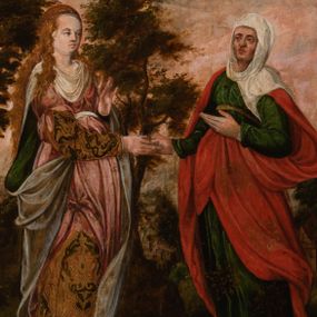 Zdjęcie nr 1: Obraz w formie stojącego prostokąta, pole obrazowe w kształcie stojącego prostokąta zamkniętego łukiem półkolistym, w przyłuczach ryta w zaprawie i złocona wić roślinna. W centrum kompozycji Maria i św. Elżbieta ukazane w całej postaci, zwrócone ku sobie, na tle pejzażu, u dołu niewielkie postacie donatorów. Maria w lewej części obrazu, zwrócona w trzech czwartych w lewo, prawą ręką trzyma dłoń Elżbiety, lewą unosi, pozdrawiając ją. Ma owalną twarz, o młodzieńczych rysach, wysokim czole, półprzymkniętych oczach, małym nosie i pełnych ustach, okoloną gęstymi, jasnobrązowymi, długimi włosami opadającymi na ramiona i plecy, czoło przewiązane opaską. Ubrana jest w zielono-złotą suknię spodnią, wielkowzorzystą, różową suknię wierzchnią podwiązaną nad kolanem i na ramionach, przepasaną w talii, szaro-brązowy płaszcz, z zieloną podszewką zarzucony na plecy i opadający po bokach postaci, wokół szyi podwika. W prawej części obrazu św. Elżbieta, zwrócona w trzech czwartych w prawo, lewą rękę ma ugiętą, na wysokości talii, wskazując dłonią na Marię, prawą wyciąga przed siebie i trzyma jej dłoń. Twarz ma owalną, o starczych rysach, półprzymkniętych oczach, małym nosie i pełnych ustach. Ubrana jest w zieloną suknię z brązowym wzorem w dolnej części, czerwony płaszcz zarzucony na ramiona i podtrzymywany lewą ręką z przodu, na głowie ma biały welon zawiązany wokół szyi. Postacie przedstawione na tle pejzażu z pierzastymi drzewami oraz budynkami, w oddali góry ukazane w perspektywie powietrznej. Ponad nimi szaro-różowe niebo. W dolnej części obrazu niewielkie, klęczące postacie. Po lewej stronie dojrzały mężczyzna z długą brodą, zwrócony w trzech czwartych w lewo, z uniesioną głową, w wyciągniętych z przodu rękach trzyma czapkę. Ubrany jest w szubę z futrzanym kołnierzem. Przed nim biało-czarna tarcza z godłem herbu Bonarowa i syglami „SBZ”. Po prawej stronie pięć klęczących postaci, zwróconych w trzech czwartych w prawo, z dłońmi złożonymi w geście modlitwy. Na pierwszym planie kobieta w ciemnej sukni z krezą wokół szyi i dłoni, na głowie ma rańtuch. Przed nią czerwona tarcza z godłem herbu Trąby i syglami „ZHI”. Obok niej dwóch młodzieńców ubranych w ciemnobrązowe żupany, przed nimi leżą futrzane czapki. Obok dwie postacie dziewczęce ubrane w suknie z kryzami wokół szyi, z toczenicami i wiankami na głowach. Przed nimi czerwona tarcza z godłem herbu Półkozic. 
