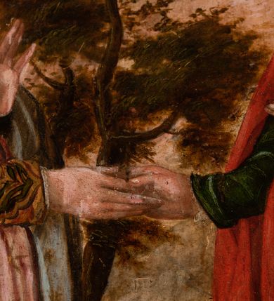 Zdjęcie nr 7: Obraz w formie stojącego prostokąta, pole obrazowe w kształcie stojącego prostokąta zamkniętego łukiem półkolistym, w przyłuczach ryta w zaprawie i złocona wić roślinna. W centrum kompozycji Maria i św. Elżbieta ukazane w całej postaci, zwrócone ku sobie, na tle pejzażu, u dołu niewielkie postacie donatorów. Maria w lewej części obrazu, zwrócona w trzech czwartych w lewo, prawą ręką trzyma dłoń Elżbiety, lewą unosi, pozdrawiając ją. Ma owalną twarz, o młodzieńczych rysach, wysokim czole, półprzymkniętych oczach, małym nosie i pełnych ustach, okoloną gęstymi, jasnobrązowymi, długimi włosami opadającymi na ramiona i plecy, czoło przewiązane opaską. Ubrana jest w zielono-złotą suknię spodnią, wielkowzorzystą, różową suknię wierzchnią podwiązaną nad kolanem i na ramionach, przepasaną w talii, szaro-brązowy płaszcz, z zieloną podszewką zarzucony na plecy i opadający po bokach postaci, wokół szyi podwika. W prawej części obrazu św. Elżbieta, zwrócona w trzech czwartych w prawo, lewą rękę ma ugiętą, na wysokości talii, wskazując dłonią na Marię, prawą wyciąga przed siebie i trzyma jej dłoń. Twarz ma owalną, o starczych rysach, półprzymkniętych oczach, małym nosie i pełnych ustach. Ubrana jest w zieloną suknię z brązowym wzorem w dolnej części, czerwony płaszcz zarzucony na ramiona i podtrzymywany lewą ręką z przodu, na głowie ma biały welon zawiązany wokół szyi. Postacie przedstawione na tle pejzażu z pierzastymi drzewami oraz budynkami, w oddali góry ukazane w perspektywie powietrznej. Ponad nimi szaro-różowe niebo. W dolnej części obrazu niewielkie, klęczące postacie. Po lewej stronie dojrzały mężczyzna z długą brodą, zwrócony w trzech czwartych w lewo, z uniesioną głową, w wyciągniętych z przodu rękach trzyma czapkę. Ubrany jest w szubę z futrzanym kołnierzem. Przed nim biało-czarna tarcza z godłem herbu Bonarowa i syglami „SBZ”. Po prawej stronie pięć klęczących postaci, zwróconych w trzech czwartych w prawo, z dłońmi złożonymi w geście modlitwy. Na pierwszym planie kobieta w ciemnej sukni z krezą wokół szyi i dłoni, na głowie ma rańtuch. Przed nią czerwona tarcza z godłem herbu Trąby i syglami „ZHI”. Obok niej dwóch młodzieńców ubranych w ciemnobrązowe żupany, przed nimi leżą futrzane czapki. Obok dwie postacie dziewczęce ubrane w suknie z kryzami wokół szyi, z toczenicami i wiankami na głowach. Przed nimi czerwona tarcza z godłem herbu Półkozic. 
