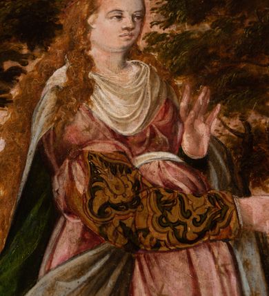 Zdjęcie nr 6: Obraz w formie stojącego prostokąta, pole obrazowe w kształcie stojącego prostokąta zamkniętego łukiem półkolistym, w przyłuczach ryta w zaprawie i złocona wić roślinna. W centrum kompozycji Maria i św. Elżbieta ukazane w całej postaci, zwrócone ku sobie, na tle pejzażu, u dołu niewielkie postacie donatorów. Maria w lewej części obrazu, zwrócona w trzech czwartych w lewo, prawą ręką trzyma dłoń Elżbiety, lewą unosi, pozdrawiając ją. Ma owalną twarz, o młodzieńczych rysach, wysokim czole, półprzymkniętych oczach, małym nosie i pełnych ustach, okoloną gęstymi, jasnobrązowymi, długimi włosami opadającymi na ramiona i plecy, czoło przewiązane opaską. Ubrana jest w zielono-złotą suknię spodnią, wielkowzorzystą, różową suknię wierzchnią podwiązaną nad kolanem i na ramionach, przepasaną w talii, szaro-brązowy płaszcz, z zieloną podszewką zarzucony na plecy i opadający po bokach postaci, wokół szyi podwika. W prawej części obrazu św. Elżbieta, zwrócona w trzech czwartych w prawo, lewą rękę ma ugiętą, na wysokości talii, wskazując dłonią na Marię, prawą wyciąga przed siebie i trzyma jej dłoń. Twarz ma owalną, o starczych rysach, półprzymkniętych oczach, małym nosie i pełnych ustach. Ubrana jest w zieloną suknię z brązowym wzorem w dolnej części, czerwony płaszcz zarzucony na ramiona i podtrzymywany lewą ręką z przodu, na głowie ma biały welon zawiązany wokół szyi. Postacie przedstawione na tle pejzażu z pierzastymi drzewami oraz budynkami, w oddali góry ukazane w perspektywie powietrznej. Ponad nimi szaro-różowe niebo. W dolnej części obrazu niewielkie, klęczące postacie. Po lewej stronie dojrzały mężczyzna z długą brodą, zwrócony w trzech czwartych w lewo, z uniesioną głową, w wyciągniętych z przodu rękach trzyma czapkę. Ubrany jest w szubę z futrzanym kołnierzem. Przed nim biało-czarna tarcza z godłem herbu Bonarowa i syglami „SBZ”. Po prawej stronie pięć klęczących postaci, zwróconych w trzech czwartych w prawo, z dłońmi złożonymi w geście modlitwy. Na pierwszym planie kobieta w ciemnej sukni z krezą wokół szyi i dłoni, na głowie ma rańtuch. Przed nią czerwona tarcza z godłem herbu Trąby i syglami „ZHI”. Obok niej dwóch młodzieńców ubranych w ciemnobrązowe żupany, przed nimi leżą futrzane czapki. Obok dwie postacie dziewczęce ubrane w suknie z kryzami wokół szyi, z toczenicami i wiankami na głowach. Przed nimi czerwona tarcza z godłem herbu Półkozic. 
