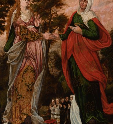 Zdjęcie nr 4: Obraz w formie stojącego prostokąta, pole obrazowe w kształcie stojącego prostokąta zamkniętego łukiem półkolistym, w przyłuczach ryta w zaprawie i złocona wić roślinna. W centrum kompozycji Maria i św. Elżbieta ukazane w całej postaci, zwrócone ku sobie, na tle pejzażu, u dołu niewielkie postacie donatorów. Maria w lewej części obrazu, zwrócona w trzech czwartych w lewo, prawą ręką trzyma dłoń Elżbiety, lewą unosi, pozdrawiając ją. Ma owalną twarz, o młodzieńczych rysach, wysokim czole, półprzymkniętych oczach, małym nosie i pełnych ustach, okoloną gęstymi, jasnobrązowymi, długimi włosami opadającymi na ramiona i plecy, czoło przewiązane opaską. Ubrana jest w zielono-złotą suknię spodnią, wielkowzorzystą, różową suknię wierzchnią podwiązaną nad kolanem i na ramionach, przepasaną w talii, szaro-brązowy płaszcz, z zieloną podszewką zarzucony na plecy i opadający po bokach postaci, wokół szyi podwika. W prawej części obrazu św. Elżbieta, zwrócona w trzech czwartych w prawo, lewą rękę ma ugiętą, na wysokości talii, wskazując dłonią na Marię, prawą wyciąga przed siebie i trzyma jej dłoń. Twarz ma owalną, o starczych rysach, półprzymkniętych oczach, małym nosie i pełnych ustach. Ubrana jest w zieloną suknię z brązowym wzorem w dolnej części, czerwony płaszcz zarzucony na ramiona i podtrzymywany lewą ręką z przodu, na głowie ma biały welon zawiązany wokół szyi. Postacie przedstawione na tle pejzażu z pierzastymi drzewami oraz budynkami, w oddali góry ukazane w perspektywie powietrznej. Ponad nimi szaro-różowe niebo. W dolnej części obrazu niewielkie, klęczące postacie. Po lewej stronie dojrzały mężczyzna z długą brodą, zwrócony w trzech czwartych w lewo, z uniesioną głową, w wyciągniętych z przodu rękach trzyma czapkę. Ubrany jest w szubę z futrzanym kołnierzem. Przed nim biało-czarna tarcza z godłem herbu Bonarowa i syglami „SBZ”. Po prawej stronie pięć klęczących postaci, zwróconych w trzech czwartych w prawo, z dłońmi złożonymi w geście modlitwy. Na pierwszym planie kobieta w ciemnej sukni z krezą wokół szyi i dłoni, na głowie ma rańtuch. Przed nią czerwona tarcza z godłem herbu Trąby i syglami „ZHI”. Obok niej dwóch młodzieńców ubranych w ciemnobrązowe żupany, przed nimi leżą futrzane czapki. Obok dwie postacie dziewczęce ubrane w suknie z kryzami wokół szyi, z toczenicami i wiankami na głowach. Przed nimi czerwona tarcza z godłem herbu Półkozic. 
