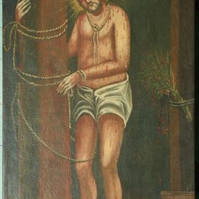 Zdjęcie nr 1: Obraz w formie stojącego prostokąta. W centum kompozycji Chrystus ukazany w całej postaci, zwrócony w trzech czwartych w prawo, rękoma obejmuje stojący przed nim słup. Na szyi i wokół nadgarstków ma powróz zawiązany wokół słupa. Twarz ma owalną, o dużych, migdałowatych oczach, z których płyną łzy, prostym nosie i małych ustach; okoloną krótką brodą oraz jasnobrązowymi włosami opadającymi na ramiona. Wokół głowy ma nimb promienisty i kolisty. Przez biodra ma przewiązane krótkie, białe perizonium. Ciało w całości pokryte krwiawiącymi ranami. Krew znajduje się również na słupie i na ziemi. Chrystus ukazany we wnętrzu z arkadą, do której filara przywiązane są sznurem rózga i dyscyplina, z których kapie krew. W oddali widoczny fragment okna. 





