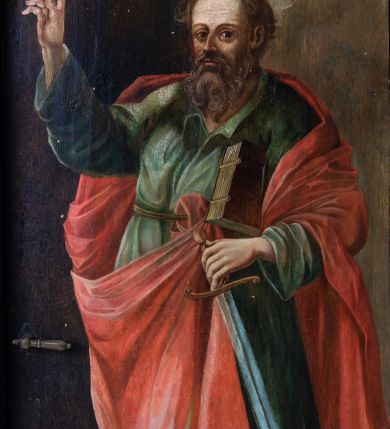 Zdjęcie nr 5: Obraz w formie stojącego prostokąta o wklęsłych górnych narożach z przedstawieniem św. Pawła. Apostoł ukazany w całej postaci, zwrócony w trzech czwartych w prawo, w kontrapoście, lewą ręką przytrzymuje przy boku księgę oraz miecz skierowany ostrzem w dół, prawą rękę unosi w geście błogosławieństwa. Twarz ma pociągłą, z wysokim czołem, o dużych, migdałowatych oczach, garbatym nosie i małych ustach, okoloną gęstą, długą, kręconą brodą i krótkimi włosami. Wokół głowy ma nimb. Ubrany jest w jasnozieloną tunikę z kołnierzykiem, przepasaną w talii oraz jasnoczerwony płaszcz narzucony na ramiona i zawiązany z przodu postaci. Święty ukazany na cieniowanym, brązowym tle, z widocznym u dołu jasnobrązowym podłożem. 