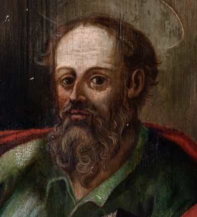 Zdjęcie nr 7: Obraz w formie stojącego prostokąta o wklęsłych górnych narożach z przedstawieniem św. Pawła. Apostoł ukazany w całej postaci, zwrócony w trzech czwartych w prawo, w kontrapoście, lewą ręką przytrzymuje przy boku księgę oraz miecz skierowany ostrzem w dół, prawą rękę unosi w geście błogosławieństwa. Twarz ma pociągłą, z wysokim czołem, o dużych, migdałowatych oczach, garbatym nosie i małych ustach, okoloną gęstą, długą, kręconą brodą i krótkimi włosami. Wokół głowy ma nimb. Ubrany jest w jasnozieloną tunikę z kołnierzykiem, przepasaną w talii oraz jasnoczerwony płaszcz narzucony na ramiona i zawiązany z przodu postaci. Święty ukazany na cieniowanym, brązowym tle, z widocznym u dołu jasnobrązowym podłożem. 