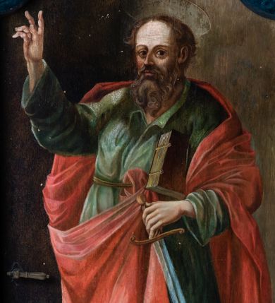 Zdjęcie nr 1: Obraz w formie stojącego prostokąta o wklęsłych górnych narożach z przedstawieniem św. Pawła. Apostoł ukazany w całej postaci, zwrócony w trzech czwartych w prawo, w kontrapoście, lewą ręką przytrzymuje przy boku księgę oraz miecz skierowany ostrzem w dół, prawą rękę unosi w geście błogosławieństwa. Twarz ma pociągłą, z wysokim czołem, o dużych, migdałowatych oczach, garbatym nosie i małych ustach, okoloną gęstą, długą, kręconą brodą i krótkimi włosami. Wokół głowy ma nimb. Ubrany jest w jasnozieloną tunikę z kołnierzykiem, przepasaną w talii oraz jasnoczerwony płaszcz narzucony na ramiona i zawiązany z przodu postaci. Święty ukazany na cieniowanym, brązowym tle, z widocznym u dołu jasnobrązowym podłożem. 