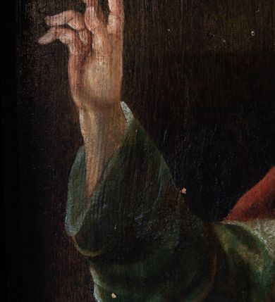 Zdjęcie nr 8: Obraz w formie stojącego prostokąta o wklęsłych górnych narożach z przedstawieniem św. Pawła. Apostoł ukazany w całej postaci, zwrócony w trzech czwartych w prawo, w kontrapoście, lewą ręką przytrzymuje przy boku księgę oraz miecz skierowany ostrzem w dół, prawą rękę unosi w geście błogosławieństwa. Twarz ma pociągłą, z wysokim czołem, o dużych, migdałowatych oczach, garbatym nosie i małych ustach, okoloną gęstą, długą, kręconą brodą i krótkimi włosami. Wokół głowy ma nimb. Ubrany jest w jasnozieloną tunikę z kołnierzykiem, przepasaną w talii oraz jasnoczerwony płaszcz narzucony na ramiona i zawiązany z przodu postaci. Święty ukazany na cieniowanym, brązowym tle, z widocznym u dołu jasnobrązowym podłożem. 