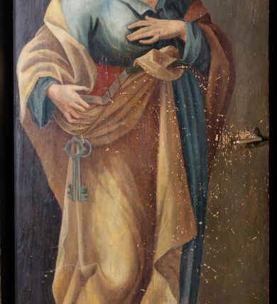 Zdjęcie nr 3: Obraz w formie stojącego prostokąta o wklęsłych górnych narożach z przedstawieniem św. Piotra. Apostoł ukazany w całej postaci, zwrócony w trzech czwartych w lewo, w kontrapoście, z uniesioną głową. Lewą rękę kładzie na piersi, prawą trzyma przy boku klucze i księgę. Twarz ma szczupłą, o dużych, skierowanych w górę oczach, garbatym nosie i pełnych ustach, okoloną krótką, siwą i gęstą brodą i włosami, z łysiną na głowie. Ubrany jest w jasnoniebieską tunikę z kołnierzykiem, przepasaną w talii oraz jasnożółty płaszcz z czerwoną podszewką, zarzucony na ramiona i zawiązany u pasa z przodu postaci. Święty ukazany na cieniowanym, szaro-brązowym tle, z widocznym u dołu jasnobrązowym podłożem.