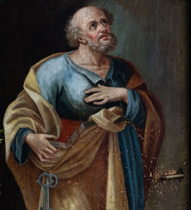 Zdjęcie nr 1: Obraz w formie stojącego prostokąta o wklęsłych górnych narożach z przedstawieniem św. Piotra. Apostoł ukazany w całej postaci, zwrócony w trzech czwartych w lewo, w kontrapoście, z uniesioną głową. Lewą rękę kładzie na piersi, prawą trzyma przy boku klucze i księgę. Twarz ma szczupłą, o dużych, skierowanych w górę oczach, garbatym nosie i pełnych ustach, okoloną krótką, siwą i gęstą brodą i włosami, z łysiną na głowie. Ubrany jest w jasnoniebieską tunikę z kołnierzykiem, przepasaną w talii oraz jasnożółty płaszcz z czerwoną podszewką, zarzucony na ramiona i zawiązany u pasa z przodu postaci. Święty ukazany na cieniowanym, szaro-brązowym tle, z widocznym u dołu jasnobrązowym podłożem.