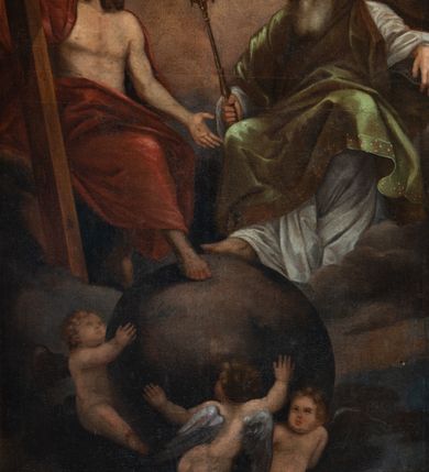 Zdjęcie nr 2: Obraz w kształcie stojącego prostokąta zamkniętego łukiem wypukło-wklęsłym nadwieszonym. W centrum obrazu siedzące na obłokach postacie Chrystusa i Boga Ojca, zwrócone do wewnątrz, ku sobie, z jedną nogą opartą na globie ziemskim podtrzymywanym przez trzy putta. Bóg Ojciec w prawej ręce przy boku trzyma berło, lewą rękę opiera na obłoku. Ukazany jako starzec o białych włosach i długiej brodzie; ubrany w obficie drapowaną, długą suknię oraz jasnozielony płaszcz z kameryzowaną lamówką, spięty fibulą na lewym ramieniu, przewiązany diagonalnie przez tors i opadający na kolana. Chrystus lewą ręka podtrzymuje krzyż, prawą wyciąga w stronę Ojca. Twarz o delikatnych rysach, dużych oczach, okolona krótką brodą i półdługimi, brązowymi włosami; odziany w czerwony płaszcz odsłaniający tors, zarzucony na ramiona i kolana. Nad postaciami nadlatująca Gołębica Ducha Świętego na tle rozświetlonego nieba, postacie zaś ukazane na tle ciemnych obłoków. Kolorystyka ciemna, przytłumiona, miękki modelunek światłocieniowy.