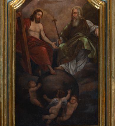 Zdjęcie nr 1: Obraz w kształcie stojącego prostokąta zamkniętego łukiem wypukło-wklęsłym nadwieszonym. W centrum obrazu siedzące na obłokach postacie Chrystusa i Boga Ojca, zwrócone do wewnątrz, ku sobie, z jedną nogą opartą na globie ziemskim podtrzymywanym przez trzy putta. Bóg Ojciec w prawej ręce przy boku trzyma berło, lewą rękę opiera na obłoku. Ukazany jako starzec o białych włosach i długiej brodzie; ubrany w obficie drapowaną, długą suknię oraz jasnozielony płaszcz z kameryzowaną lamówką, spięty fibulą na lewym ramieniu, przewiązany diagonalnie przez tors i opadający na kolana. Chrystus lewą ręka podtrzymuje krzyż, prawą wyciąga w stronę Ojca. Twarz o delikatnych rysach, dużych oczach, okolona krótką brodą i półdługimi, brązowymi włosami; odziany w czerwony płaszcz odsłaniający tors, zarzucony na ramiona i kolana. Nad postaciami nadlatująca Gołębica Ducha Świętego na tle rozświetlonego nieba, postacie zaś ukazane na tle ciemnych obłoków. Kolorystyka ciemna, przytłumiona, miękki modelunek światłocieniowy.