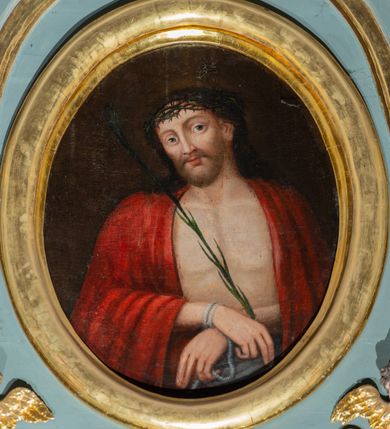 Zdjęcie nr 6: Ołtarz architektoniczny, jednoosiowy, z wydzieloną częścią cokołową i predellą, jednokondygnacyjny, ze zwieńczeniem, dostępny po dwóch kamiennych stopniach. Mensa drewniana z kamiennym portatylem, wsparta na tumbie z neorokokowym kartuszem na froncie. Tabernakulum w formie prostopadłościennej skrzynki, flankowanej z przodu płaskorzeźbionymi kolumienkami, nad nimi rozety; górna krawędź obwiedziona profilowanym gzymsem. Drzwiczki w kształcie formie stojącego prostokąta zamkniętego łukiem półkolistym nadwieszonym, ujęte ramą, z płaskorzeźbionym przedstawieniem kielicha i hostii w polu. Nastawa ujęta dwiema parami kolumn umieszczonych na tle pilastrów podtrzymujących pełne belkowanie, przerwane nad polem środkowym, występujące ponad kolumnami; skrajna para kolumn ustawiona ukośnie względem retabulum. W polu środkowym nisza w kształcie stojącego prostokąta zamkniętego łukiem wklęsło-wypukłym nadwieszonym, ujęta podwójną profilowaną ramą, w niszy obraz Trójcą Święta. Ponad obrazem, na osin neorokokowy kartusz z koroną i inicjałami: KK, otoczony czterema uskrzydlonymi główkami anielskimi. Pomiędzy kolumnami figury św. Wojciecha i św. Stanisława ustawione na konsolach. Zwieńczenie w kształcie aedikuli, ujęte parą łukowato wygiętych pilastrów oraz spływami wolutowymi, na gzymsie koronującym z płaskorzeźbionym Okiem Opatrzności w glorii promienistej oraz z parą wazonów po bokach. W polu owalny obraz z przedstawieniem Ecce Homo ujęty profilowaną ramą. W zwieńczeniu, w osiach kolumn para puttów i para wazonów. Trzony pilastrów i przyłucza w polu głównym dekorowane ornamentem neorokokowym; fryz zdobiony rozetami. Struktura polichromowana w kolorze seledynowym; kolumny, ornamenty i profile złocone.