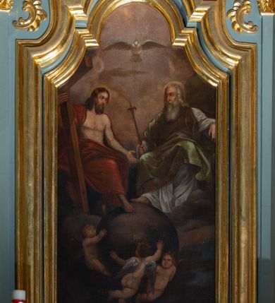 Zdjęcie nr 4: Ołtarz architektoniczny, jednoosiowy, z wydzieloną częścią cokołową i predellą, jednokondygnacyjny, ze zwieńczeniem, dostępny po dwóch kamiennych stopniach. Mensa drewniana z kamiennym portatylem, wsparta na tumbie z neorokokowym kartuszem na froncie. Tabernakulum w formie prostopadłościennej skrzynki, flankowanej z przodu płaskorzeźbionymi kolumienkami, nad nimi rozety; górna krawędź obwiedziona profilowanym gzymsem. Drzwiczki w kształcie formie stojącego prostokąta zamkniętego łukiem półkolistym nadwieszonym, ujęte ramą, z płaskorzeźbionym przedstawieniem kielicha i hostii w polu. Nastawa ujęta dwiema parami kolumn umieszczonych na tle pilastrów podtrzymujących pełne belkowanie, przerwane nad polem środkowym, występujące ponad kolumnami; skrajna para kolumn ustawiona ukośnie względem retabulum. W polu środkowym nisza w kształcie stojącego prostokąta zamkniętego łukiem wklęsło-wypukłym nadwieszonym, ujęta podwójną profilowaną ramą, w niszy obraz Trójcą Święta. Ponad obrazem, na osin neorokokowy kartusz z koroną i inicjałami: KK, otoczony czterema uskrzydlonymi główkami anielskimi. Pomiędzy kolumnami figury św. Wojciecha i św. Stanisława ustawione na konsolach. Zwieńczenie w kształcie aedikuli, ujęte parą łukowato wygiętych pilastrów oraz spływami wolutowymi, na gzymsie koronującym z płaskorzeźbionym Okiem Opatrzności w glorii promienistej oraz z parą wazonów po bokach. W polu owalny obraz z przedstawieniem Ecce Homo ujęty profilowaną ramą. W zwieńczeniu, w osiach kolumn para puttów i para wazonów. Trzony pilastrów i przyłucza w polu głównym dekorowane ornamentem neorokokowym; fryz zdobiony rozetami. Struktura polichromowana w kolorze seledynowym; kolumny, ornamenty i profile złocone.