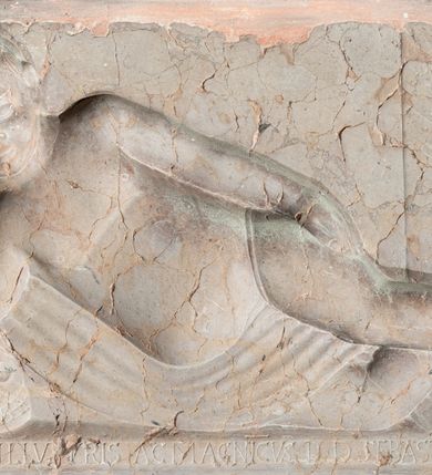 Zdjęcie nr 2: Epitafium w kształcie prostokąta stojącego, ujęte prostokątną profilowaną ramą. Pole w ramie podzielone poziomo na dwie części; w górnym płaskorzeźbiona figura nagiego dziecka leżącego frontalnie, z głową wspartą na prawej ręce, opartej łokciem na czaszce. Prawa rączka ułożona wzdłuż ciała. Prawa noga zgięta w kolanie, lewa wyprostowana, ułożona na prawej. Główka dziecka o okrągłym kształcie, wąskich ustach i okrągłych przymkniętych oczach. Ciało z zaznaczoną muskulaturą, brzuch wydatny. Dziecko ułożone na tkaninie, która przewija się pomiędzy nóżkami. Pod płaskorzeźbą, w dolnej części epitafium inskrypcja łacińska, majuskułą: ILLV[S]TRIS AC MAGNICVS D(OMINVS) D(OMINVS) SEBASTIANVS / LVBOMIIRSKI HAERES IN WISNICZ CASTELLANVS / MALOGOSCE(NSIS) SA(N)DECEN[SIS] SCEPVSIEN[SIS DOBCICIEN[SIS] / CAPITANE(VS) ZVPARI(VS)Q[VE] CRACO(VIENSIS) SEBASTIANO / SEMESTRI FILLIOLO SVO CHARISIMO SIBI IMMA/TVRA MORTE SVPERTO. QVA(N)DO ILLI MAIORA P[RO]PAE/STARE NO(N) LICVIT PARVA(M) HA(E)C TABELLA(M) AMORIS / PATERNI MONVMENTVM. AD POST ERITATE(M) O(MN)IS/ PATRIMONII LOCO EXTARE VOLVIT QVI / OBDORMIVIT ANNO SALVTIS M.DXC IV MEN/SIS [R] EBRVA [RI]I DIE XV REQVIESCAT I(N) D(OMI)NO.