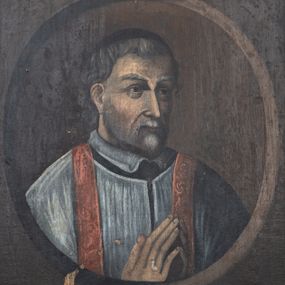 Zdjęcie nr 1: Obraz w formie stojącego prostokąta z namalowanym medalionem z popiersiem księdza oraz napisem u dołu. Ksiądz zwrócony w trzech czwartych w LEwo, z dłońmi złożonymi w geście modlitwy. Twarz o cechach portretowych, kwadratowa, z trójkątną brodą, o małych, migdałowatych oczach, ściągniętych brwiach, dużym, garbatym nosie i wąskich ustach. Włosy, bródkę i wąsy ma krótkie i siwe. Na głowie ma czarną piuskę. Ubrany jest w czarną sutannę z białym kołnierzykiem, białą komżę i jasnoczerwoną stułę. Tło jednolite, jasnobrązowe. W dolnej partii obrazu, na czarnym tle, malowany, złocony napis „Anno D(omi)ni 1.7.1.6. die 26 February / XIADZ MARCIN MATISZOWIC POGRZEBION IEST W GROBIE / KTÓRŸ NA CHWAŁĘ W NIEBIE CHCĄC ZAROBIĆ SOBIE / PROBOSTWO IORDONOWSKIE SAM PIERWSZI FVNDOWAŁ / ZA CO KOŚCIÓŁ PROBOSCEM GO VTYTVŁOWAŁ / BYŁ ORAS I PLEBANEM ŁĘTOWSKIM NAZYWANYM / VMARŁ POBOŻNIE W ROKV WŸŻEI NAPISANYM / ZA DVSZE IEGO BOGA SVCCESOR MA PROSIĆ / KTÓREMV SPRAWIOŁ IMIE PROBOSCOWSKIE NOCIĆ”.