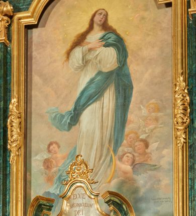 Zdjęcie nr 2: Obraz w kształcie stojącego prostokąta zamkniętego łukiem odcinkowym nadwieszonym z przedstawieniem Najświętszej Mari Panny Niepokalanie Poczętej unoszącej się pośród obłoków. Maria ukazana w całej postaci, frontalnie, z uniesioną głową skierowaną w lewo, z rękami skrzyżowanymi na piersi, stoi w kontrapoście, na sierpie księżyca. Twarz ma owalną, o dużych, migdałowatych oczach skierowanych w górę, uniesionych brwiach, wąskim nosie i pełnych ustach. Włosy ma jasnobrązowe, falowane, opadające wzdłuż ramion. Ubrana jest w obszerną, białą tunikę oraz jasnoniebieski płaszcz zarzucony na lewy bok postaci z rozwianymi w prawo fragmentami tkaniny z przodu i z tyłu postaci. Wokół jej głowy nimb promienisty oraz wieniec z dwunastu gwiazd. Maria unosi się na obłoku, ukazana jest na tle nieba wypełnionego szaro-różowo-błękitnymi obłokami, rozjaśnionymi wokół jej głowy. Postać Marii w dolnej partii obrazu flankują postacie puttów i uskrzydlonych główek anielskich skrytych wśród obłoków. W prawym dolnym rogu obrazu sygnatura „Leonard Wintorowski / pinx(it) 1911 Lwów”. Na odwrocie obrazu napis „ofiara / Jadwigi z Kempnerów / Żelechowskiej / Łętownia / 9. IX. 1911”.


 