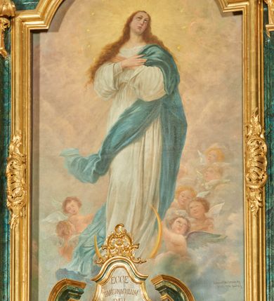 Zdjęcie nr 1: Obraz w kształcie stojącego prostokąta zamkniętego łukiem odcinkowym nadwieszonym z przedstawieniem Najświętszej Mari Panny Niepokalanie Poczętej unoszącej się pośród obłoków. Maria ukazana w całej postaci, frontalnie, z uniesioną głową skierowaną w lewo, z rękami skrzyżowanymi na piersi, stoi w kontrapoście, na sierpie księżyca. Twarz ma owalną, o dużych, migdałowatych oczach skierowanych w górę, uniesionych brwiach, wąskim nosie i pełnych ustach. Włosy ma jasnobrązowe, falowane, opadające wzdłuż ramion. Ubrana jest w obszerną, białą tunikę oraz jasnoniebieski płaszcz zarzucony na lewy bok postaci z rozwianymi w prawo fragmentami tkaniny z przodu i z tyłu postaci. Wokół jej głowy nimb promienisty oraz wieniec z dwunastu gwiazd. Maria unosi się na obłoku, ukazana jest na tle nieba wypełnionego szaro-różowo-błękitnymi obłokami, rozjaśnionymi wokół jej głowy. Postać Marii w dolnej partii obrazu flankują postacie puttów i uskrzydlonych główek anielskich skrytych wśród obłoków. W prawym dolnym rogu obrazu sygnatura „Leonard Wintorowski / pinx(it) 1911 Lwów”. Na odwrocie obrazu napis „ofiara / Jadwigi z Kempnerów / Żelechowskiej / Łętownia / 9. IX. 1911”.


 