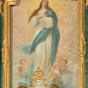 Zdjęcie nr 1: Obraz w kształcie stojącego prostokąta zamkniętego łukiem odcinkowym nadwieszonym z przedstawieniem Najświętszej Mari Panny Niepokalanie Poczętej unoszącej się pośród obłoków. Maria ukazana w całej postaci, frontalnie, z uniesioną głową skierowaną w lewo, z rękami skrzyżowanymi na piersi, stoi w kontrapoście, na sierpie księżyca. Twarz ma owalną, o dużych, migdałowatych oczach skierowanych w górę, uniesionych brwiach, wąskim nosie i pełnych ustach. Włosy ma jasnobrązowe, falowane, opadające wzdłuż ramion. Ubrana jest w obszerną, białą tunikę oraz jasnoniebieski płaszcz zarzucony na lewy bok postaci z rozwianymi w prawo fragmentami tkaniny z przodu i z tyłu postaci. Wokół jej głowy nimb promienisty oraz wieniec z dwunastu gwiazd. Maria unosi się na obłoku, ukazana jest na tle nieba wypełnionego szaro-różowo-błękitnymi obłokami, rozjaśnionymi wokół jej głowy. Postać Marii w dolnej partii obrazu flankują postacie puttów i uskrzydlonych główek anielskich skrytych wśród obłoków. W prawym dolnym rogu obrazu sygnatura „Leonard Wintorowski / pinx(it) 1911 Lwów”. Na odwrocie obrazu napis „ofiara / Jadwigi z Kempnerów / Żelechowskiej / Łętownia / 9. IX. 1911”.


 