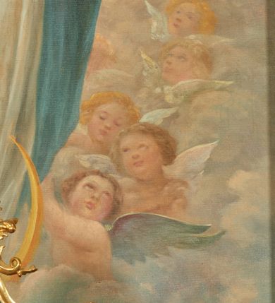 Zdjęcie nr 5: Obraz w kształcie stojącego prostokąta zamkniętego łukiem odcinkowym nadwieszonym z przedstawieniem Najświętszej Mari Panny Niepokalanie Poczętej unoszącej się pośród obłoków. Maria ukazana w całej postaci, frontalnie, z uniesioną głową skierowaną w lewo, z rękami skrzyżowanymi na piersi, stoi w kontrapoście, na sierpie księżyca. Twarz ma owalną, o dużych, migdałowatych oczach skierowanych w górę, uniesionych brwiach, wąskim nosie i pełnych ustach. Włosy ma jasnobrązowe, falowane, opadające wzdłuż ramion. Ubrana jest w obszerną, białą tunikę oraz jasnoniebieski płaszcz zarzucony na lewy bok postaci z rozwianymi w prawo fragmentami tkaniny z przodu i z tyłu postaci. Wokół jej głowy nimb promienisty oraz wieniec z dwunastu gwiazd. Maria unosi się na obłoku, ukazana jest na tle nieba wypełnionego szaro-różowo-błękitnymi obłokami, rozjaśnionymi wokół jej głowy. Postać Marii w dolnej partii obrazu flankują postacie puttów i uskrzydlonych główek anielskich skrytych wśród obłoków. W prawym dolnym rogu obrazu sygnatura „Leonard Wintorowski / pinx(it) 1911 Lwów”. Na odwrocie obrazu napis „ofiara / Jadwigi z Kempnerów / Żelechowskiej / Łętownia / 9. IX. 1911”.


 