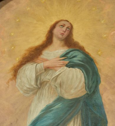 Zdjęcie nr 3: Obraz w kształcie stojącego prostokąta zamkniętego łukiem odcinkowym nadwieszonym z przedstawieniem Najświętszej Mari Panny Niepokalanie Poczętej unoszącej się pośród obłoków. Maria ukazana w całej postaci, frontalnie, z uniesioną głową skierowaną w lewo, z rękami skrzyżowanymi na piersi, stoi w kontrapoście, na sierpie księżyca. Twarz ma owalną, o dużych, migdałowatych oczach skierowanych w górę, uniesionych brwiach, wąskim nosie i pełnych ustach. Włosy ma jasnobrązowe, falowane, opadające wzdłuż ramion. Ubrana jest w obszerną, białą tunikę oraz jasnoniebieski płaszcz zarzucony na lewy bok postaci z rozwianymi w prawo fragmentami tkaniny z przodu i z tyłu postaci. Wokół jej głowy nimb promienisty oraz wieniec z dwunastu gwiazd. Maria unosi się na obłoku, ukazana jest na tle nieba wypełnionego szaro-różowo-błękitnymi obłokami, rozjaśnionymi wokół jej głowy. Postać Marii w dolnej partii obrazu flankują postacie puttów i uskrzydlonych główek anielskich skrytych wśród obłoków. W prawym dolnym rogu obrazu sygnatura „Leonard Wintorowski / pinx(it) 1911 Lwów”. Na odwrocie obrazu napis „ofiara / Jadwigi z Kempnerów / Żelechowskiej / Łętownia / 9. IX. 1911”.


 