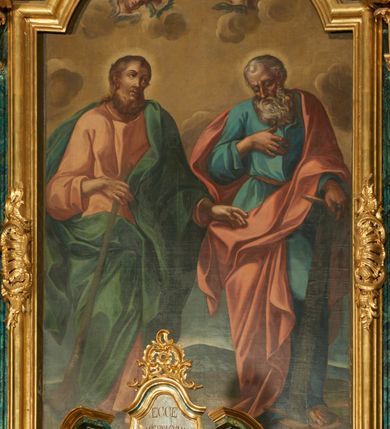 Zdjęcie nr 1: Obraz w formie stojącego prostokąta zamkniętego łukiem odcinkowym nadwieszonym z przedstawieniem świętych apostołów Szymona i Judy Tadeusza w całej postaci. Po lewej stronie obrazu św. Juda Tadeusz, zwrócony w trzech czwartych w lewo, w kontrapoście, w prawej ugiętej ręce trzyma pałkę opartą o ziemię, lewą wyciąga przed siebie. Twarz ma pociągłą, szczupłą,  niskim czole, dużych, okrągłych oczach, wąskim nosie i pełnych ustach; okoloną gęstymi i kręconymi, brązowymi włosami i brodą. Ubrany jest w jasnoczerwoną tunikę oraz obfity niebieski płaszcz przewiązany diagonalnie przez lewe ramię. Po prawej stronie obrazu św. Szymon ukazany frontalnie, w kontrapoście, z pochyloną głową, prawą rękę kładzie na piersi, lewą, ugiętą kładzie na pile opartej o ziemie. Twarz ma pociągłą, szczupłą, o starczych rysach, niskim czole, dużych, okrągłych oczach skierowanych w dół, garbatym nosie i pełnych ustach; okoloną gęstymi i kręconymi, siwymi włosami i brodą. Ubrany jest w niebieska tunikę przepasaną w talii oraz czerwony płaszcz przewiązany diagonalnie przez lewe ramię. Postacie ukazane na tle górzystego pejzażu z obniżonym horyzontem, z niebiesko-żółtym niebem wypełnionym obłokami z czterema uskrzydlonymi główkami anielskimi. 



