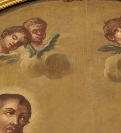 Zdjęcie nr 7: Obraz w formie stojącego prostokąta zamkniętego łukiem odcinkowym nadwieszonym z przedstawieniem świętych apostołów Szymona i Judy Tadeusza w całej postaci. Po lewej stronie obrazu św. Juda Tadeusz, zwrócony w trzech czwartych w lewo, w kontrapoście, w prawej ugiętej ręce trzyma pałkę opartą o ziemię, lewą wyciąga przed siebie. Twarz ma pociągłą, szczupłą,  niskim czole, dużych, okrągłych oczach, wąskim nosie i pełnych ustach; okoloną gęstymi i kręconymi, brązowymi włosami i brodą. Ubrany jest w jasnoczerwoną tunikę oraz obfity niebieski płaszcz przewiązany diagonalnie przez lewe ramię. Po prawej stronie obrazu św. Szymon ukazany frontalnie, w kontrapoście, z pochyloną głową, prawą rękę kładzie na piersi, lewą, ugiętą kładzie na pile opartej o ziemie. Twarz ma pociągłą, szczupłą, o starczych rysach, niskim czole, dużych, okrągłych oczach skierowanych w dół, garbatym nosie i pełnych ustach; okoloną gęstymi i kręconymi, siwymi włosami i brodą. Ubrany jest w niebieska tunikę przepasaną w talii oraz czerwony płaszcz przewiązany diagonalnie przez lewe ramię. Postacie ukazane na tle górzystego pejzażu z obniżonym horyzontem, z niebiesko-żółtym niebem wypełnionym obłokami z czterema uskrzydlonymi główkami anielskimi. 



