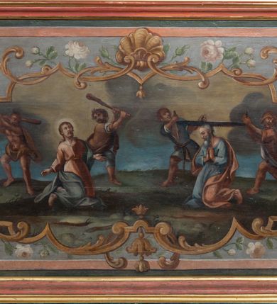 Zdjęcie nr 65: Nastawa ołtarzowa architektoniczna, jednokondygnacyjna ze zwieńczeniem, jednoosiowa z bramkami. Ołtarz prostopadłościenny, murowany, w drewnianej obudowie, z drewnianą mensą. Antepedium ujęte profilowaną ramą; w polu malowana płycina w formie leżącego prostokąta o zaokrąglonych narożach, wypełniona gałązkami różanymi, z akantowo-regencyjnym kartuszem. W narożach antepedium malowane ptaki siedzące na gałązkach. W polu kartusza ukazana scena męczeństwa św. Szymona i św. Judy Tadeusza, na tle pejzażu. Tabernakulum metalowe, prostopadłościenne, flankowane pilastrami w formie spływów wolutowych zdobionych gałązkami róży, zamknięte od góry profilowanym gzymsem. Drzwiczki w kształcie stojącego prostokąta zamkniętego łukiem odcinkowym nadwieszonym; w polu przedstawienie kielicha z hostią. Tabernakulum wprawione w wysoki cokół, na którym stoi tron wystawienia w formie obrotowej niszy, o wypukłej ściance frontowej i ustawionymi pod kątem ściankami bocznymi. Nisza flankowana parą kolumienek i spływów wolutowych dźwigających belkowanie oraz fragmenty przerwanego, półkolistego przyczółka. Na belkowaniu szczyt z rocaillem, z napisem w polu: „ECCE / TABERNACULUM / DEI”. Nastawa ustawiona na dwustrefowym cokole, z wyodrębnionymi czterema prostopadłościanami, w górnej części zdobionym płycinami. Retabulum ujęte parami pilastrów i filarów o kanelowanych trzonach oraz stojącymi przed nimi w układzie schodkowym kolumnami o kapitelach kompozytowych. Podpory dźwigają pełne belkowanie, wyłamane na ich osi, z przerwanym architrawem nad polem środkowym. Na belkowaniu fragmenty falistego, przerwanego przyczółka z figurami aniołów z arma Christi. W polu środkowym wnęka w formie stojącego prostokąta zamkniętego łukiem odcinkowym nadwieszonym, ujęta profilowaną ramą, z obrazem Najświętszej Marii Panny Niepokalanie Poczętej. Nad nią, w polu belkowania rocaille&#039;owy kartusz z napisem „HI / SUNT VIRI / MISERICORDIAE / [...]ccdis 44”. Zwieńczenie w formie zbliżonej do stojącego prostokąta, ujętego pilastrami przechodzącymi w spływy wolutowe, zamkniętego dwoma fragmentami wolutowego gzymsu. Całość zakończona szczytem utworzonym z muszli i zwisów kwiatowych, flankowanym przez dwa wazony. Zwieńczenie ujęte liśćmi palmowymi. W polu obraz z grupą Ukrzyżowania w formie stojącego prostokąta, w profilowanej ramie, dekorowanej rocaille&#039;m. Nastawa flankowana bramkami zwieńczonymi konsolami, na których stoją figury Marii i św. Jana Ewangelisty. Przejścia w formie stojącego prostokąta o wklęsłych górnych narożach, z drzwiczkami z malowanymi przedstawieniami św. Piotra i św. Pawła. Struktura polichromowana na sposób imitujący marmoryzację w kolorze zielono-niebieskim, z laserunkiem, kolumny, ornamentyka i profile złocone, detal srebrzony.