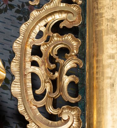 Zdjęcie nr 40: Nastawa ołtarzowa architektoniczna, jednokondygnacyjna ze zwieńczeniem, jednoosiowa z bramkami. Ołtarz prostopadłościenny, murowany, w drewnianej obudowie, z drewnianą mensą. Antepedium ujęte profilowaną ramą; w polu malowana płycina w formie leżącego prostokąta o zaokrąglonych narożach, wypełniona gałązkami różanymi, z akantowo-regencyjnym kartuszem. W narożach antepedium malowane ptaki siedzące na gałązkach. W polu kartusza ukazana scena męczeństwa św. Szymona i św. Judy Tadeusza, na tle pejzażu. Tabernakulum metalowe, prostopadłościenne, flankowane pilastrami w formie spływów wolutowych zdobionych gałązkami róży, zamknięte od góry profilowanym gzymsem. Drzwiczki w kształcie stojącego prostokąta zamkniętego łukiem odcinkowym nadwieszonym; w polu przedstawienie kielicha z hostią. Tabernakulum wprawione w wysoki cokół, na którym stoi tron wystawienia w formie obrotowej niszy, o wypukłej ściance frontowej i ustawionymi pod kątem ściankami bocznymi. Nisza flankowana parą kolumienek i spływów wolutowych dźwigających belkowanie oraz fragmenty przerwanego, półkolistego przyczółka. Na belkowaniu szczyt z rocaillem, z napisem w polu: „ECCE / TABERNACULUM / DEI”. Nastawa ustawiona na dwustrefowym cokole, z wyodrębnionymi czterema prostopadłościanami, w górnej części zdobionym płycinami. Retabulum ujęte parami pilastrów i filarów o kanelowanych trzonach oraz stojącymi przed nimi w układzie schodkowym kolumnami o kapitelach kompozytowych. Podpory dźwigają pełne belkowanie, wyłamane na ich osi, z przerwanym architrawem nad polem środkowym. Na belkowaniu fragmenty falistego, przerwanego przyczółka z figurami aniołów z arma Christi. W polu środkowym wnęka w formie stojącego prostokąta zamkniętego łukiem odcinkowym nadwieszonym, ujęta profilowaną ramą, z obrazem Najświętszej Marii Panny Niepokalanie Poczętej. Nad nią, w polu belkowania rocaille&#039;owy kartusz z napisem „HI / SUNT VIRI / MISERICORDIAE / [...]ccdis 44”. Zwieńczenie w formie zbliżonej do stojącego prostokąta, ujętego pilastrami przechodzącymi w spływy wolutowe, zamkniętego dwoma fragmentami wolutowego gzymsu. Całość zakończona szczytem utworzonym z muszli i zwisów kwiatowych, flankowanym przez dwa wazony. Zwieńczenie ujęte liśćmi palmowymi. W polu obraz z grupą Ukrzyżowania w formie stojącego prostokąta, w profilowanej ramie, dekorowanej rocaille&#039;m. Nastawa flankowana bramkami zwieńczonymi konsolami, na których stoją figury Marii i św. Jana Ewangelisty. Przejścia w formie stojącego prostokąta o wklęsłych górnych narożach, z drzwiczkami z malowanymi przedstawieniami św. Piotra i św. Pawła. Struktura polichromowana na sposób imitujący marmoryzację w kolorze zielono-niebieskim, z laserunkiem, kolumny, ornamentyka i profile złocone, detal srebrzony.