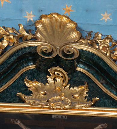 Zdjęcie nr 21: Nastawa ołtarzowa architektoniczna, jednokondygnacyjna ze zwieńczeniem, jednoosiowa z bramkami. Ołtarz prostopadłościenny, murowany, w drewnianej obudowie, z drewnianą mensą. Antepedium ujęte profilowaną ramą; w polu malowana płycina w formie leżącego prostokąta o zaokrąglonych narożach, wypełniona gałązkami różanymi, z akantowo-regencyjnym kartuszem. W narożach antepedium malowane ptaki siedzące na gałązkach. W polu kartusza ukazana scena męczeństwa św. Szymona i św. Judy Tadeusza, na tle pejzażu. Tabernakulum metalowe, prostopadłościenne, flankowane pilastrami w formie spływów wolutowych zdobionych gałązkami róży, zamknięte od góry profilowanym gzymsem. Drzwiczki w kształcie stojącego prostokąta zamkniętego łukiem odcinkowym nadwieszonym; w polu przedstawienie kielicha z hostią. Tabernakulum wprawione w wysoki cokół, na którym stoi tron wystawienia w formie obrotowej niszy, o wypukłej ściance frontowej i ustawionymi pod kątem ściankami bocznymi. Nisza flankowana parą kolumienek i spływów wolutowych dźwigających belkowanie oraz fragmenty przerwanego, półkolistego przyczółka. Na belkowaniu szczyt z rocaillem, z napisem w polu: „ECCE / TABERNACULUM / DEI”. Nastawa ustawiona na dwustrefowym cokole, z wyodrębnionymi czterema prostopadłościanami, w górnej części zdobionym płycinami. Retabulum ujęte parami pilastrów i filarów o kanelowanych trzonach oraz stojącymi przed nimi w układzie schodkowym kolumnami o kapitelach kompozytowych. Podpory dźwigają pełne belkowanie, wyłamane na ich osi, z przerwanym architrawem nad polem środkowym. Na belkowaniu fragmenty falistego, przerwanego przyczółka z figurami aniołów z arma Christi. W polu środkowym wnęka w formie stojącego prostokąta zamkniętego łukiem odcinkowym nadwieszonym, ujęta profilowaną ramą, z obrazem Najświętszej Marii Panny Niepokalanie Poczętej. Nad nią, w polu belkowania rocaille&#039;owy kartusz z napisem „HI / SUNT VIRI / MISERICORDIAE / [...]ccdis 44”. Zwieńczenie w formie zbliżonej do stojącego prostokąta, ujętego pilastrami przechodzącymi w spływy wolutowe, zamkniętego dwoma fragmentami wolutowego gzymsu. Całość zakończona szczytem utworzonym z muszli i zwisów kwiatowych, flankowanym przez dwa wazony. Zwieńczenie ujęte liśćmi palmowymi. W polu obraz z grupą Ukrzyżowania w formie stojącego prostokąta, w profilowanej ramie, dekorowanej rocaille&#039;m. Nastawa flankowana bramkami zwieńczonymi konsolami, na których stoją figury Marii i św. Jana Ewangelisty. Przejścia w formie stojącego prostokąta o wklęsłych górnych narożach, z drzwiczkami z malowanymi przedstawieniami św. Piotra i św. Pawła. Struktura polichromowana na sposób imitujący marmoryzację w kolorze zielono-niebieskim, z laserunkiem, kolumny, ornamentyka i profile złocone, detal srebrzony.