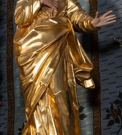 Zdjęcie nr 60: Nastawa ołtarzowa architektoniczna, jednokondygnacyjna ze zwieńczeniem, jednoosiowa z bramkami. Ołtarz prostopadłościenny, murowany, w drewnianej obudowie, z drewnianą mensą. Antepedium ujęte profilowaną ramą; w polu malowana płycina w formie leżącego prostokąta o zaokrąglonych narożach, wypełniona gałązkami różanymi, z akantowo-regencyjnym kartuszem. W narożach antepedium malowane ptaki siedzące na gałązkach. W polu kartusza ukazana scena męczeństwa św. Szymona i św. Judy Tadeusza, na tle pejzażu. Tabernakulum metalowe, prostopadłościenne, flankowane pilastrami w formie spływów wolutowych zdobionych gałązkami róży, zamknięte od góry profilowanym gzymsem. Drzwiczki w kształcie stojącego prostokąta zamkniętego łukiem odcinkowym nadwieszonym; w polu przedstawienie kielicha z hostią. Tabernakulum wprawione w wysoki cokół, na którym stoi tron wystawienia w formie obrotowej niszy, o wypukłej ściance frontowej i ustawionymi pod kątem ściankami bocznymi. Nisza flankowana parą kolumienek i spływów wolutowych dźwigających belkowanie oraz fragmenty przerwanego, półkolistego przyczółka. Na belkowaniu szczyt z rocaillem, z napisem w polu: „ECCE / TABERNACULUM / DEI”. Nastawa ustawiona na dwustrefowym cokole, z wyodrębnionymi czterema prostopadłościanami, w górnej części zdobionym płycinami. Retabulum ujęte parami pilastrów i filarów o kanelowanych trzonach oraz stojącymi przed nimi w układzie schodkowym kolumnami o kapitelach kompozytowych. Podpory dźwigają pełne belkowanie, wyłamane na ich osi, z przerwanym architrawem nad polem środkowym. Na belkowaniu fragmenty falistego, przerwanego przyczółka z figurami aniołów z arma Christi. W polu środkowym wnęka w formie stojącego prostokąta zamkniętego łukiem odcinkowym nadwieszonym, ujęta profilowaną ramą, z obrazem Najświętszej Marii Panny Niepokalanie Poczętej. Nad nią, w polu belkowania rocaille&#039;owy kartusz z napisem „HI / SUNT VIRI / MISERICORDIAE / [...]ccdis 44”. Zwieńczenie w formie zbliżonej do stojącego prostokąta, ujętego pilastrami przechodzącymi w spływy wolutowe, zamkniętego dwoma fragmentami wolutowego gzymsu. Całość zakończona szczytem utworzonym z muszli i zwisów kwiatowych, flankowanym przez dwa wazony. Zwieńczenie ujęte liśćmi palmowymi. W polu obraz z grupą Ukrzyżowania w formie stojącego prostokąta, w profilowanej ramie, dekorowanej rocaille&#039;m. Nastawa flankowana bramkami zwieńczonymi konsolami, na których stoją figury Marii i św. Jana Ewangelisty. Przejścia w formie stojącego prostokąta o wklęsłych górnych narożach, z drzwiczkami z malowanymi przedstawieniami św. Piotra i św. Pawła. Struktura polichromowana na sposób imitujący marmoryzację w kolorze zielono-niebieskim, z laserunkiem, kolumny, ornamentyka i profile złocone, detal srebrzony.