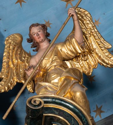 Zdjęcie nr 37: Nastawa ołtarzowa architektoniczna, jednokondygnacyjna ze zwieńczeniem, jednoosiowa z bramkami. Ołtarz prostopadłościenny, murowany, w drewnianej obudowie, z drewnianą mensą. Antepedium ujęte profilowaną ramą; w polu malowana płycina w formie leżącego prostokąta o zaokrąglonych narożach, wypełniona gałązkami różanymi, z akantowo-regencyjnym kartuszem. W narożach antepedium malowane ptaki siedzące na gałązkach. W polu kartusza ukazana scena męczeństwa św. Szymona i św. Judy Tadeusza, na tle pejzażu. Tabernakulum metalowe, prostopadłościenne, flankowane pilastrami w formie spływów wolutowych zdobionych gałązkami róży, zamknięte od góry profilowanym gzymsem. Drzwiczki w kształcie stojącego prostokąta zamkniętego łukiem odcinkowym nadwieszonym; w polu przedstawienie kielicha z hostią. Tabernakulum wprawione w wysoki cokół, na którym stoi tron wystawienia w formie obrotowej niszy, o wypukłej ściance frontowej i ustawionymi pod kątem ściankami bocznymi. Nisza flankowana parą kolumienek i spływów wolutowych dźwigających belkowanie oraz fragmenty przerwanego, półkolistego przyczółka. Na belkowaniu szczyt z rocaillem, z napisem w polu: „ECCE / TABERNACULUM / DEI”. Nastawa ustawiona na dwustrefowym cokole, z wyodrębnionymi czterema prostopadłościanami, w górnej części zdobionym płycinami. Retabulum ujęte parami pilastrów i filarów o kanelowanych trzonach oraz stojącymi przed nimi w układzie schodkowym kolumnami o kapitelach kompozytowych. Podpory dźwigają pełne belkowanie, wyłamane na ich osi, z przerwanym architrawem nad polem środkowym. Na belkowaniu fragmenty falistego, przerwanego przyczółka z figurami aniołów z arma Christi. W polu środkowym wnęka w formie stojącego prostokąta zamkniętego łukiem odcinkowym nadwieszonym, ujęta profilowaną ramą, z obrazem Najświętszej Marii Panny Niepokalanie Poczętej. Nad nią, w polu belkowania rocaille&#039;owy kartusz z napisem „HI / SUNT VIRI / MISERICORDIAE / [...]ccdis 44”. Zwieńczenie w formie zbliżonej do stojącego prostokąta, ujętego pilastrami przechodzącymi w spływy wolutowe, zamkniętego dwoma fragmentami wolutowego gzymsu. Całość zakończona szczytem utworzonym z muszli i zwisów kwiatowych, flankowanym przez dwa wazony. Zwieńczenie ujęte liśćmi palmowymi. W polu obraz z grupą Ukrzyżowania w formie stojącego prostokąta, w profilowanej ramie, dekorowanej rocaille&#039;m. Nastawa flankowana bramkami zwieńczonymi konsolami, na których stoją figury Marii i św. Jana Ewangelisty. Przejścia w formie stojącego prostokąta o wklęsłych górnych narożach, z drzwiczkami z malowanymi przedstawieniami św. Piotra i św. Pawła. Struktura polichromowana na sposób imitujący marmoryzację w kolorze zielono-niebieskim, z laserunkiem, kolumny, ornamentyka i profile złocone, detal srebrzony.