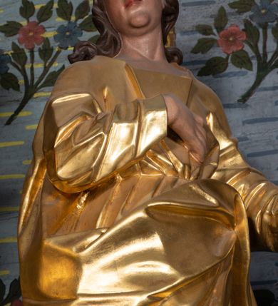 Zdjęcie nr 63: Nastawa ołtarzowa architektoniczna, jednokondygnacyjna ze zwieńczeniem, jednoosiowa z bramkami. Ołtarz prostopadłościenny, murowany, w drewnianej obudowie, z drewnianą mensą. Antepedium ujęte profilowaną ramą; w polu malowana płycina w formie leżącego prostokąta o zaokrąglonych narożach, wypełniona gałązkami różanymi, z akantowo-regencyjnym kartuszem. W narożach antepedium malowane ptaki siedzące na gałązkach. W polu kartusza ukazana scena męczeństwa św. Szymona i św. Judy Tadeusza, na tle pejzażu. Tabernakulum metalowe, prostopadłościenne, flankowane pilastrami w formie spływów wolutowych zdobionych gałązkami róży, zamknięte od góry profilowanym gzymsem. Drzwiczki w kształcie stojącego prostokąta zamkniętego łukiem odcinkowym nadwieszonym; w polu przedstawienie kielicha z hostią. Tabernakulum wprawione w wysoki cokół, na którym stoi tron wystawienia w formie obrotowej niszy, o wypukłej ściance frontowej i ustawionymi pod kątem ściankami bocznymi. Nisza flankowana parą kolumienek i spływów wolutowych dźwigających belkowanie oraz fragmenty przerwanego, półkolistego przyczółka. Na belkowaniu szczyt z rocaillem, z napisem w polu: „ECCE / TABERNACULUM / DEI”. Nastawa ustawiona na dwustrefowym cokole, z wyodrębnionymi czterema prostopadłościanami, w górnej części zdobionym płycinami. Retabulum ujęte parami pilastrów i filarów o kanelowanych trzonach oraz stojącymi przed nimi w układzie schodkowym kolumnami o kapitelach kompozytowych. Podpory dźwigają pełne belkowanie, wyłamane na ich osi, z przerwanym architrawem nad polem środkowym. Na belkowaniu fragmenty falistego, przerwanego przyczółka z figurami aniołów z arma Christi. W polu środkowym wnęka w formie stojącego prostokąta zamkniętego łukiem odcinkowym nadwieszonym, ujęta profilowaną ramą, z obrazem Najświętszej Marii Panny Niepokalanie Poczętej. Nad nią, w polu belkowania rocaille&#039;owy kartusz z napisem „HI / SUNT VIRI / MISERICORDIAE / [...]ccdis 44”. Zwieńczenie w formie zbliżonej do stojącego prostokąta, ujętego pilastrami przechodzącymi w spływy wolutowe, zamkniętego dwoma fragmentami wolutowego gzymsu. Całość zakończona szczytem utworzonym z muszli i zwisów kwiatowych, flankowanym przez dwa wazony. Zwieńczenie ujęte liśćmi palmowymi. W polu obraz z grupą Ukrzyżowania w formie stojącego prostokąta, w profilowanej ramie, dekorowanej rocaille&#039;m. Nastawa flankowana bramkami zwieńczonymi konsolami, na których stoją figury Marii i św. Jana Ewangelisty. Przejścia w formie stojącego prostokąta o wklęsłych górnych narożach, z drzwiczkami z malowanymi przedstawieniami św. Piotra i św. Pawła. Struktura polichromowana na sposób imitujący marmoryzację w kolorze zielono-niebieskim, z laserunkiem, kolumny, ornamentyka i profile złocone, detal srebrzony.