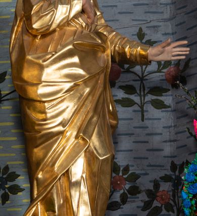 Zdjęcie nr 56: Nastawa ołtarzowa architektoniczna, jednokondygnacyjna ze zwieńczeniem, jednoosiowa z bramkami. Ołtarz prostopadłościenny, murowany, w drewnianej obudowie, z drewnianą mensą. Antepedium ujęte profilowaną ramą; w polu malowana płycina w formie leżącego prostokąta o zaokrąglonych narożach, wypełniona gałązkami różanymi, z akantowo-regencyjnym kartuszem. W narożach antepedium malowane ptaki siedzące na gałązkach. W polu kartusza ukazana scena męczeństwa św. Szymona i św. Judy Tadeusza, na tle pejzażu. Tabernakulum metalowe, prostopadłościenne, flankowane pilastrami w formie spływów wolutowych zdobionych gałązkami róży, zamknięte od góry profilowanym gzymsem. Drzwiczki w kształcie stojącego prostokąta zamkniętego łukiem odcinkowym nadwieszonym; w polu przedstawienie kielicha z hostią. Tabernakulum wprawione w wysoki cokół, na którym stoi tron wystawienia w formie obrotowej niszy, o wypukłej ściance frontowej i ustawionymi pod kątem ściankami bocznymi. Nisza flankowana parą kolumienek i spływów wolutowych dźwigających belkowanie oraz fragmenty przerwanego, półkolistego przyczółka. Na belkowaniu szczyt z rocaillem, z napisem w polu: „ECCE / TABERNACULUM / DEI”. Nastawa ustawiona na dwustrefowym cokole, z wyodrębnionymi czterema prostopadłościanami, w górnej części zdobionym płycinami. Retabulum ujęte parami pilastrów i filarów o kanelowanych trzonach oraz stojącymi przed nimi w układzie schodkowym kolumnami o kapitelach kompozytowych. Podpory dźwigają pełne belkowanie, wyłamane na ich osi, z przerwanym architrawem nad polem środkowym. Na belkowaniu fragmenty falistego, przerwanego przyczółka z figurami aniołów z arma Christi. W polu środkowym wnęka w formie stojącego prostokąta zamkniętego łukiem odcinkowym nadwieszonym, ujęta profilowaną ramą, z obrazem Najświętszej Marii Panny Niepokalanie Poczętej. Nad nią, w polu belkowania rocaille'owy kartusz z napisem „HI / SUNT VIRI / MISERICORDIAE / [...]ccdis 44”. Zwieńczenie w formie zbliżonej do stojącego prostokąta, ujętego pilastrami przechodzącymi w spływy wolutowe, zamkniętego dwoma fragmentami wolutowego gzymsu. Całość zakończona szczytem utworzonym z muszli i zwisów kwiatowych, flankowanym przez dwa wazony. Zwieńczenie ujęte liśćmi palmowymi. W polu obraz z grupą Ukrzyżowania w formie stojącego prostokąta, w profilowanej ramie, dekorowanej rocaille'm. Nastawa flankowana bramkami zwieńczonymi konsolami, na których stoją figury Marii i św. Jana Ewangelisty. Przejścia w formie stojącego prostokąta o wklęsłych górnych narożach, z drzwiczkami z malowanymi przedstawieniami św. Piotra i św. Pawła. Struktura polichromowana na sposób imitujący marmoryzację w kolorze zielono-niebieskim, z laserunkiem, kolumny, ornamentyka i profile złocone, detal srebrzony.