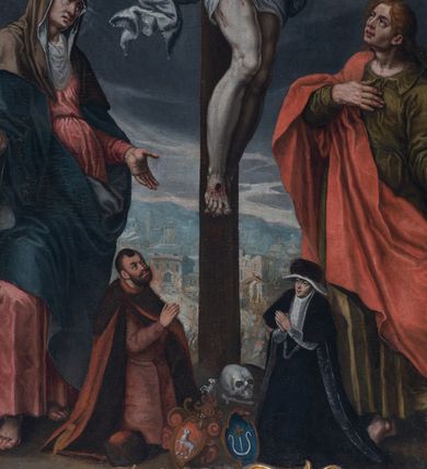 Zdjęcie nr 27: Nastawa ołtarzowa architektoniczna, jednokondygnacyjna ze zwieńczeniem, jednoosiowa z bramkami. Ołtarz prostopadłościenny, murowany, w drewnianej obudowie, z drewnianą mensą. Antepedium ujęte profilowaną ramą; w polu malowana płycina w formie leżącego prostokąta o zaokrąglonych narożach, wypełniona gałązkami różanymi, z akantowo-regencyjnym kartuszem. W narożach antepedium malowane ptaki siedzące na gałązkach. W polu kartusza ukazana scena męczeństwa św. Szymona i św. Judy Tadeusza, na tle pejzażu. Tabernakulum metalowe, prostopadłościenne, flankowane pilastrami w formie spływów wolutowych zdobionych gałązkami róży, zamknięte od góry profilowanym gzymsem. Drzwiczki w kształcie stojącego prostokąta zamkniętego łukiem odcinkowym nadwieszonym; w polu przedstawienie kielicha z hostią. Tabernakulum wprawione w wysoki cokół, na którym stoi tron wystawienia w formie obrotowej niszy, o wypukłej ściance frontowej i ustawionymi pod kątem ściankami bocznymi. Nisza flankowana parą kolumienek i spływów wolutowych dźwigających belkowanie oraz fragmenty przerwanego, półkolistego przyczółka. Na belkowaniu szczyt z rocaillem, z napisem w polu: „ECCE / TABERNACULUM / DEI”. Nastawa ustawiona na dwustrefowym cokole, z wyodrębnionymi czterema prostopadłościanami, w górnej części zdobionym płycinami. Retabulum ujęte parami pilastrów i filarów o kanelowanych trzonach oraz stojącymi przed nimi w układzie schodkowym kolumnami o kapitelach kompozytowych. Podpory dźwigają pełne belkowanie, wyłamane na ich osi, z przerwanym architrawem nad polem środkowym. Na belkowaniu fragmenty falistego, przerwanego przyczółka z figurami aniołów z arma Christi. W polu środkowym wnęka w formie stojącego prostokąta zamkniętego łukiem odcinkowym nadwieszonym, ujęta profilowaną ramą, z obrazem Najświętszej Marii Panny Niepokalanie Poczętej. Nad nią, w polu belkowania rocaille'owy kartusz z napisem „HI / SUNT VIRI / MISERICORDIAE / [...]ccdis 44”. Zwieńczenie w formie zbliżonej do stojącego prostokąta, ujętego pilastrami przechodzącymi w spływy wolutowe, zamkniętego dwoma fragmentami wolutowego gzymsu. Całość zakończona szczytem utworzonym z muszli i zwisów kwiatowych, flankowanym przez dwa wazony. Zwieńczenie ujęte liśćmi palmowymi. W polu obraz z grupą Ukrzyżowania w formie stojącego prostokąta, w profilowanej ramie, dekorowanej rocaille'm. Nastawa flankowana bramkami zwieńczonymi konsolami, na których stoją figury Marii i św. Jana Ewangelisty. Przejścia w formie stojącego prostokąta o wklęsłych górnych narożach, z drzwiczkami z malowanymi przedstawieniami św. Piotra i św. Pawła. Struktura polichromowana na sposób imitujący marmoryzację w kolorze zielono-niebieskim, z laserunkiem, kolumny, ornamentyka i profile złocone, detal srebrzony.