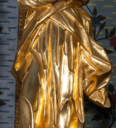 Zdjęcie nr 49: Nastawa ołtarzowa architektoniczna, jednokondygnacyjna ze zwieńczeniem, jednoosiowa z bramkami. Ołtarz prostopadłościenny, murowany, w drewnianej obudowie, z drewnianą mensą. Antepedium ujęte profilowaną ramą; w polu malowana płycina w formie leżącego prostokąta o zaokrąglonych narożach, wypełniona gałązkami różanymi, z akantowo-regencyjnym kartuszem. W narożach antepedium malowane ptaki siedzące na gałązkach. W polu kartusza ukazana scena męczeństwa św. Szymona i św. Judy Tadeusza, na tle pejzażu. Tabernakulum metalowe, prostopadłościenne, flankowane pilastrami w formie spływów wolutowych zdobionych gałązkami róży, zamknięte od góry profilowanym gzymsem. Drzwiczki w kształcie stojącego prostokąta zamkniętego łukiem odcinkowym nadwieszonym; w polu przedstawienie kielicha z hostią. Tabernakulum wprawione w wysoki cokół, na którym stoi tron wystawienia w formie obrotowej niszy, o wypukłej ściance frontowej i ustawionymi pod kątem ściankami bocznymi. Nisza flankowana parą kolumienek i spływów wolutowych dźwigających belkowanie oraz fragmenty przerwanego, półkolistego przyczółka. Na belkowaniu szczyt z rocaillem, z napisem w polu: „ECCE / TABERNACULUM / DEI”. Nastawa ustawiona na dwustrefowym cokole, z wyodrębnionymi czterema prostopadłościanami, w górnej części zdobionym płycinami. Retabulum ujęte parami pilastrów i filarów o kanelowanych trzonach oraz stojącymi przed nimi w układzie schodkowym kolumnami o kapitelach kompozytowych. Podpory dźwigają pełne belkowanie, wyłamane na ich osi, z przerwanym architrawem nad polem środkowym. Na belkowaniu fragmenty falistego, przerwanego przyczółka z figurami aniołów z arma Christi. W polu środkowym wnęka w formie stojącego prostokąta zamkniętego łukiem odcinkowym nadwieszonym, ujęta profilowaną ramą, z obrazem Najświętszej Marii Panny Niepokalanie Poczętej. Nad nią, w polu belkowania rocaille'owy kartusz z napisem „HI / SUNT VIRI / MISERICORDIAE / [...]ccdis 44”. Zwieńczenie w formie zbliżonej do stojącego prostokąta, ujętego pilastrami przechodzącymi w spływy wolutowe, zamkniętego dwoma fragmentami wolutowego gzymsu. Całość zakończona szczytem utworzonym z muszli i zwisów kwiatowych, flankowanym przez dwa wazony. Zwieńczenie ujęte liśćmi palmowymi. W polu obraz z grupą Ukrzyżowania w formie stojącego prostokąta, w profilowanej ramie, dekorowanej rocaille'm. Nastawa flankowana bramkami zwieńczonymi konsolami, na których stoją figury Marii i św. Jana Ewangelisty. Przejścia w formie stojącego prostokąta o wklęsłych górnych narożach, z drzwiczkami z malowanymi przedstawieniami św. Piotra i św. Pawła. Struktura polichromowana na sposób imitujący marmoryzację w kolorze zielono-niebieskim, z laserunkiem, kolumny, ornamentyka i profile złocone, detal srebrzony.