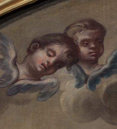 Zdjęcie nr 12: Nastawa ołtarzowa architektoniczna, jednokondygnacyjna ze zwieńczeniem, jednoosiowa z bramkami. Ołtarz prostopadłościenny, murowany, w drewnianej obudowie, z drewnianą mensą. Antepedium ujęte profilowaną ramą; w polu malowana płycina w formie leżącego prostokąta o zaokrąglonych narożach, wypełniona gałązkami różanymi, z akantowo-regencyjnym kartuszem. W narożach antepedium malowane ptaki siedzące na gałązkach. W polu kartusza ukazana scena męczeństwa św. Szymona i św. Judy Tadeusza, na tle pejzażu. Tabernakulum metalowe, prostopadłościenne, flankowane pilastrami w formie spływów wolutowych zdobionych gałązkami róży, zamknięte od góry profilowanym gzymsem. Drzwiczki w kształcie stojącego prostokąta zamkniętego łukiem odcinkowym nadwieszonym; w polu przedstawienie kielicha z hostią. Tabernakulum wprawione w wysoki cokół, na którym stoi tron wystawienia w formie obrotowej niszy, o wypukłej ściance frontowej i ustawionymi pod kątem ściankami bocznymi. Nisza flankowana parą kolumienek i spływów wolutowych dźwigających belkowanie oraz fragmenty przerwanego, półkolistego przyczółka. Na belkowaniu szczyt z rocaillem, z napisem w polu: „ECCE / TABERNACULUM / DEI”. Nastawa ustawiona na dwustrefowym cokole, z wyodrębnionymi czterema prostopadłościanami, w górnej części zdobionym płycinami. Retabulum ujęte parami pilastrów i filarów o kanelowanych trzonach oraz stojącymi przed nimi w układzie schodkowym kolumnami o kapitelach kompozytowych. Podpory dźwigają pełne belkowanie, wyłamane na ich osi, z przerwanym architrawem nad polem środkowym. Na belkowaniu fragmenty falistego, przerwanego przyczółka z figurami aniołów z arma Christi. W polu środkowym wnęka w formie stojącego prostokąta zamkniętego łukiem odcinkowym nadwieszonym, ujęta profilowaną ramą, z obrazem Najświętszej Marii Panny Niepokalanie Poczętej. Nad nią, w polu belkowania rocaille'owy kartusz z napisem „HI / SUNT VIRI / MISERICORDIAE / [...]ccdis 44”. Zwieńczenie w formie zbliżonej do stojącego prostokąta, ujętego pilastrami przechodzącymi w spływy wolutowe, zamkniętego dwoma fragmentami wolutowego gzymsu. Całość zakończona szczytem utworzonym z muszli i zwisów kwiatowych, flankowanym przez dwa wazony. Zwieńczenie ujęte liśćmi palmowymi. W polu obraz z grupą Ukrzyżowania w formie stojącego prostokąta, w profilowanej ramie, dekorowanej rocaille'm. Nastawa flankowana bramkami zwieńczonymi konsolami, na których stoją figury Marii i św. Jana Ewangelisty. Przejścia w formie stojącego prostokąta o wklęsłych górnych narożach, z drzwiczkami z malowanymi przedstawieniami św. Piotra i św. Pawła. Struktura polichromowana na sposób imitujący marmoryzację w kolorze zielono-niebieskim, z laserunkiem, kolumny, ornamentyka i profile złocone, detal srebrzony.