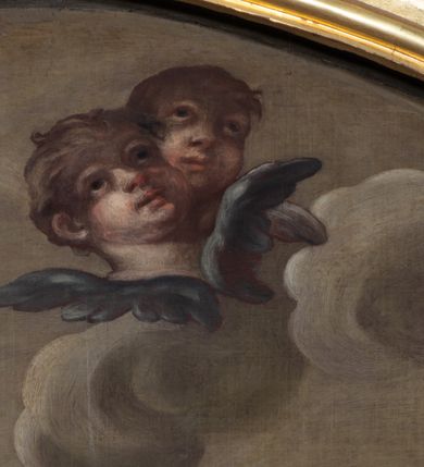 Zdjęcie nr 14: Nastawa ołtarzowa architektoniczna, jednokondygnacyjna ze zwieńczeniem, jednoosiowa z bramkami. Ołtarz prostopadłościenny, murowany, w drewnianej obudowie, z drewnianą mensą. Antepedium ujęte profilowaną ramą; w polu malowana płycina w formie leżącego prostokąta o zaokrąglonych narożach, wypełniona gałązkami różanymi, z akantowo-regencyjnym kartuszem. W narożach antepedium malowane ptaki siedzące na gałązkach. W polu kartusza ukazana scena męczeństwa św. Szymona i św. Judy Tadeusza, na tle pejzażu. Tabernakulum metalowe, prostopadłościenne, flankowane pilastrami w formie spływów wolutowych zdobionych gałązkami róży, zamknięte od góry profilowanym gzymsem. Drzwiczki w kształcie stojącego prostokąta zamkniętego łukiem odcinkowym nadwieszonym; w polu przedstawienie kielicha z hostią. Tabernakulum wprawione w wysoki cokół, na którym stoi tron wystawienia w formie obrotowej niszy, o wypukłej ściance frontowej i ustawionymi pod kątem ściankami bocznymi. Nisza flankowana parą kolumienek i spływów wolutowych dźwigających belkowanie oraz fragmenty przerwanego, półkolistego przyczółka. Na belkowaniu szczyt z rocaillem, z napisem w polu: „ECCE / TABERNACULUM / DEI”. Nastawa ustawiona na dwustrefowym cokole, z wyodrębnionymi czterema prostopadłościanami, w górnej części zdobionym płycinami. Retabulum ujęte parami pilastrów i filarów o kanelowanych trzonach oraz stojącymi przed nimi w układzie schodkowym kolumnami o kapitelach kompozytowych. Podpory dźwigają pełne belkowanie, wyłamane na ich osi, z przerwanym architrawem nad polem środkowym. Na belkowaniu fragmenty falistego, przerwanego przyczółka z figurami aniołów z arma Christi. W polu środkowym wnęka w formie stojącego prostokąta zamkniętego łukiem odcinkowym nadwieszonym, ujęta profilowaną ramą, z obrazem Najświętszej Marii Panny Niepokalanie Poczętej. Nad nią, w polu belkowania rocaille'owy kartusz z napisem „HI / SUNT VIRI / MISERICORDIAE / [...]ccdis 44”. Zwieńczenie w formie zbliżonej do stojącego prostokąta, ujętego pilastrami przechodzącymi w spływy wolutowe, zamkniętego dwoma fragmentami wolutowego gzymsu. Całość zakończona szczytem utworzonym z muszli i zwisów kwiatowych, flankowanym przez dwa wazony. Zwieńczenie ujęte liśćmi palmowymi. W polu obraz z grupą Ukrzyżowania w formie stojącego prostokąta, w profilowanej ramie, dekorowanej rocaille'm. Nastawa flankowana bramkami zwieńczonymi konsolami, na których stoją figury Marii i św. Jana Ewangelisty. Przejścia w formie stojącego prostokąta o wklęsłych górnych narożach, z drzwiczkami z malowanymi przedstawieniami św. Piotra i św. Pawła. Struktura polichromowana na sposób imitujący marmoryzację w kolorze zielono-niebieskim, z laserunkiem, kolumny, ornamentyka i profile złocone, detal srebrzony.