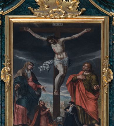 Zdjęcie nr 22: Nastawa ołtarzowa architektoniczna, jednokondygnacyjna ze zwieńczeniem, jednoosiowa z bramkami. Ołtarz prostopadłościenny, murowany, w drewnianej obudowie, z drewnianą mensą. Antepedium ujęte profilowaną ramą; w polu malowana płycina w formie leżącego prostokąta o zaokrąglonych narożach, wypełniona gałązkami różanymi, z akantowo-regencyjnym kartuszem. W narożach antepedium malowane ptaki siedzące na gałązkach. W polu kartusza ukazana scena męczeństwa św. Szymona i św. Judy Tadeusza, na tle pejzażu. Tabernakulum metalowe, prostopadłościenne, flankowane pilastrami w formie spływów wolutowych zdobionych gałązkami róży, zamknięte od góry profilowanym gzymsem. Drzwiczki w kształcie stojącego prostokąta zamkniętego łukiem odcinkowym nadwieszonym; w polu przedstawienie kielicha z hostią. Tabernakulum wprawione w wysoki cokół, na którym stoi tron wystawienia w formie obrotowej niszy, o wypukłej ściance frontowej i ustawionymi pod kątem ściankami bocznymi. Nisza flankowana parą kolumienek i spływów wolutowych dźwigających belkowanie oraz fragmenty przerwanego, półkolistego przyczółka. Na belkowaniu szczyt z rocaillem, z napisem w polu: „ECCE / TABERNACULUM / DEI”. Nastawa ustawiona na dwustrefowym cokole, z wyodrębnionymi czterema prostopadłościanami, w górnej części zdobionym płycinami. Retabulum ujęte parami pilastrów i filarów o kanelowanych trzonach oraz stojącymi przed nimi w układzie schodkowym kolumnami o kapitelach kompozytowych. Podpory dźwigają pełne belkowanie, wyłamane na ich osi, z przerwanym architrawem nad polem środkowym. Na belkowaniu fragmenty falistego, przerwanego przyczółka z figurami aniołów z arma Christi. W polu środkowym wnęka w formie stojącego prostokąta zamkniętego łukiem odcinkowym nadwieszonym, ujęta profilowaną ramą, z obrazem Najświętszej Marii Panny Niepokalanie Poczętej. Nad nią, w polu belkowania rocaille&#039;owy kartusz z napisem „HI / SUNT VIRI / MISERICORDIAE / [...]ccdis 44”. Zwieńczenie w formie zbliżonej do stojącego prostokąta, ujętego pilastrami przechodzącymi w spływy wolutowe, zamkniętego dwoma fragmentami wolutowego gzymsu. Całość zakończona szczytem utworzonym z muszli i zwisów kwiatowych, flankowanym przez dwa wazony. Zwieńczenie ujęte liśćmi palmowymi. W polu obraz z grupą Ukrzyżowania w formie stojącego prostokąta, w profilowanej ramie, dekorowanej rocaille&#039;m. Nastawa flankowana bramkami zwieńczonymi konsolami, na których stoją figury Marii i św. Jana Ewangelisty. Przejścia w formie stojącego prostokąta o wklęsłych górnych narożach, z drzwiczkami z malowanymi przedstawieniami św. Piotra i św. Pawła. Struktura polichromowana na sposób imitujący marmoryzację w kolorze zielono-niebieskim, z laserunkiem, kolumny, ornamentyka i profile złocone, detal srebrzony.