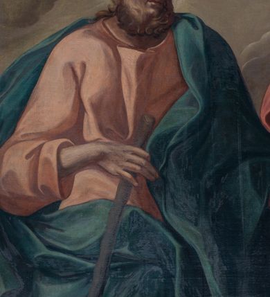 Zdjęcie nr 8: Nastawa ołtarzowa architektoniczna, jednokondygnacyjna ze zwieńczeniem, jednoosiowa z bramkami. Ołtarz prostopadłościenny, murowany, w drewnianej obudowie, z drewnianą mensą. Antepedium ujęte profilowaną ramą; w polu malowana płycina w formie leżącego prostokąta o zaokrąglonych narożach, wypełniona gałązkami różanymi, z akantowo-regencyjnym kartuszem. W narożach antepedium malowane ptaki siedzące na gałązkach. W polu kartusza ukazana scena męczeństwa św. Szymona i św. Judy Tadeusza, na tle pejzażu. Tabernakulum metalowe, prostopadłościenne, flankowane pilastrami w formie spływów wolutowych zdobionych gałązkami róży, zamknięte od góry profilowanym gzymsem. Drzwiczki w kształcie stojącego prostokąta zamkniętego łukiem odcinkowym nadwieszonym; w polu przedstawienie kielicha z hostią. Tabernakulum wprawione w wysoki cokół, na którym stoi tron wystawienia w formie obrotowej niszy, o wypukłej ściance frontowej i ustawionymi pod kątem ściankami bocznymi. Nisza flankowana parą kolumienek i spływów wolutowych dźwigających belkowanie oraz fragmenty przerwanego, półkolistego przyczółka. Na belkowaniu szczyt z rocaillem, z napisem w polu: „ECCE / TABERNACULUM / DEI”. Nastawa ustawiona na dwustrefowym cokole, z wyodrębnionymi czterema prostopadłościanami, w górnej części zdobionym płycinami. Retabulum ujęte parami pilastrów i filarów o kanelowanych trzonach oraz stojącymi przed nimi w układzie schodkowym kolumnami o kapitelach kompozytowych. Podpory dźwigają pełne belkowanie, wyłamane na ich osi, z przerwanym architrawem nad polem środkowym. Na belkowaniu fragmenty falistego, przerwanego przyczółka z figurami aniołów z arma Christi. W polu środkowym wnęka w formie stojącego prostokąta zamkniętego łukiem odcinkowym nadwieszonym, ujęta profilowaną ramą, z obrazem Najświętszej Marii Panny Niepokalanie Poczętej. Nad nią, w polu belkowania rocaille'owy kartusz z napisem „HI / SUNT VIRI / MISERICORDIAE / [...]ccdis 44”. Zwieńczenie w formie zbliżonej do stojącego prostokąta, ujętego pilastrami przechodzącymi w spływy wolutowe, zamkniętego dwoma fragmentami wolutowego gzymsu. Całość zakończona szczytem utworzonym z muszli i zwisów kwiatowych, flankowanym przez dwa wazony. Zwieńczenie ujęte liśćmi palmowymi. W polu obraz z grupą Ukrzyżowania w formie stojącego prostokąta, w profilowanej ramie, dekorowanej rocaille'm. Nastawa flankowana bramkami zwieńczonymi konsolami, na których stoją figury Marii i św. Jana Ewangelisty. Przejścia w formie stojącego prostokąta o wklęsłych górnych narożach, z drzwiczkami z malowanymi przedstawieniami św. Piotra i św. Pawła. Struktura polichromowana na sposób imitujący marmoryzację w kolorze zielono-niebieskim, z laserunkiem, kolumny, ornamentyka i profile złocone, detal srebrzony.