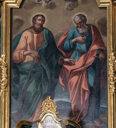 Zdjęcie nr 4: Nastawa ołtarzowa architektoniczna, jednokondygnacyjna ze zwieńczeniem, jednoosiowa z bramkami. Ołtarz prostopadłościenny, murowany, w drewnianej obudowie, z drewnianą mensą. Antepedium ujęte profilowaną ramą; w polu malowana płycina w formie leżącego prostokąta o zaokrąglonych narożach, wypełniona gałązkami różanymi, z akantowo-regencyjnym kartuszem. W narożach antepedium malowane ptaki siedzące na gałązkach. W polu kartusza ukazana scena męczeństwa św. Szymona i św. Judy Tadeusza, na tle pejzażu. Tabernakulum metalowe, prostopadłościenne, flankowane pilastrami w formie spływów wolutowych zdobionych gałązkami róży, zamknięte od góry profilowanym gzymsem. Drzwiczki w kształcie stojącego prostokąta zamkniętego łukiem odcinkowym nadwieszonym; w polu przedstawienie kielicha z hostią. Tabernakulum wprawione w wysoki cokół, na którym stoi tron wystawienia w formie obrotowej niszy, o wypukłej ściance frontowej i ustawionymi pod kątem ściankami bocznymi. Nisza flankowana parą kolumienek i spływów wolutowych dźwigających belkowanie oraz fragmenty przerwanego, półkolistego przyczółka. Na belkowaniu szczyt z rocaillem, z napisem w polu: „ECCE / TABERNACULUM / DEI”. Nastawa ustawiona na dwustrefowym cokole, z wyodrębnionymi czterema prostopadłościanami, w górnej części zdobionym płycinami. Retabulum ujęte parami pilastrów i filarów o kanelowanych trzonach oraz stojącymi przed nimi w układzie schodkowym kolumnami o kapitelach kompozytowych. Podpory dźwigają pełne belkowanie, wyłamane na ich osi, z przerwanym architrawem nad polem środkowym. Na belkowaniu fragmenty falistego, przerwanego przyczółka z figurami aniołów z arma Christi. W polu środkowym wnęka w formie stojącego prostokąta zamkniętego łukiem odcinkowym nadwieszonym, ujęta profilowaną ramą, z obrazem Najświętszej Marii Panny Niepokalanie Poczętej. Nad nią, w polu belkowania rocaille'owy kartusz z napisem „HI / SUNT VIRI / MISERICORDIAE / [...]ccdis 44”. Zwieńczenie w formie zbliżonej do stojącego prostokąta, ujętego pilastrami przechodzącymi w spływy wolutowe, zamkniętego dwoma fragmentami wolutowego gzymsu. Całość zakończona szczytem utworzonym z muszli i zwisów kwiatowych, flankowanym przez dwa wazony. Zwieńczenie ujęte liśćmi palmowymi. W polu obraz z grupą Ukrzyżowania w formie stojącego prostokąta, w profilowanej ramie, dekorowanej rocaille'm. Nastawa flankowana bramkami zwieńczonymi konsolami, na których stoją figury Marii i św. Jana Ewangelisty. Przejścia w formie stojącego prostokąta o wklęsłych górnych narożach, z drzwiczkami z malowanymi przedstawieniami św. Piotra i św. Pawła. Struktura polichromowana na sposób imitujący marmoryzację w kolorze zielono-niebieskim, z laserunkiem, kolumny, ornamentyka i profile złocone, detal srebrzony.