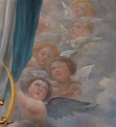 Zdjęcie nr 18: Nastawa ołtarzowa architektoniczna, jednokondygnacyjna ze zwieńczeniem, jednoosiowa z bramkami. Ołtarz prostopadłościenny, murowany, w drewnianej obudowie, z drewnianą mensą. Antepedium ujęte profilowaną ramą; w polu malowana płycina w formie leżącego prostokąta o zaokrąglonych narożach, wypełniona gałązkami różanymi, z akantowo-regencyjnym kartuszem. W narożach antepedium malowane ptaki siedzące na gałązkach. W polu kartusza ukazana scena męczeństwa św. Szymona i św. Judy Tadeusza, na tle pejzażu. Tabernakulum metalowe, prostopadłościenne, flankowane pilastrami w formie spływów wolutowych zdobionych gałązkami róży, zamknięte od góry profilowanym gzymsem. Drzwiczki w kształcie stojącego prostokąta zamkniętego łukiem odcinkowym nadwieszonym; w polu przedstawienie kielicha z hostią. Tabernakulum wprawione w wysoki cokół, na którym stoi tron wystawienia w formie obrotowej niszy, o wypukłej ściance frontowej i ustawionymi pod kątem ściankami bocznymi. Nisza flankowana parą kolumienek i spływów wolutowych dźwigających belkowanie oraz fragmenty przerwanego, półkolistego przyczółka. Na belkowaniu szczyt z rocaillem, z napisem w polu: „ECCE / TABERNACULUM / DEI”. Nastawa ustawiona na dwustrefowym cokole, z wyodrębnionymi czterema prostopadłościanami, w górnej części zdobionym płycinami. Retabulum ujęte parami pilastrów i filarów o kanelowanych trzonach oraz stojącymi przed nimi w układzie schodkowym kolumnami o kapitelach kompozytowych. Podpory dźwigają pełne belkowanie, wyłamane na ich osi, z przerwanym architrawem nad polem środkowym. Na belkowaniu fragmenty falistego, przerwanego przyczółka z figurami aniołów z arma Christi. W polu środkowym wnęka w formie stojącego prostokąta zamkniętego łukiem odcinkowym nadwieszonym, ujęta profilowaną ramą, z obrazem Najświętszej Marii Panny Niepokalanie Poczętej. Nad nią, w polu belkowania rocaille&#039;owy kartusz z napisem „HI / SUNT VIRI / MISERICORDIAE / [...]ccdis 44”. Zwieńczenie w formie zbliżonej do stojącego prostokąta, ujętego pilastrami przechodzącymi w spływy wolutowe, zamkniętego dwoma fragmentami wolutowego gzymsu. Całość zakończona szczytem utworzonym z muszli i zwisów kwiatowych, flankowanym przez dwa wazony. Zwieńczenie ujęte liśćmi palmowymi. W polu obraz z grupą Ukrzyżowania w formie stojącego prostokąta, w profilowanej ramie, dekorowanej rocaille&#039;m. Nastawa flankowana bramkami zwieńczonymi konsolami, na których stoją figury Marii i św. Jana Ewangelisty. Przejścia w formie stojącego prostokąta o wklęsłych górnych narożach, z drzwiczkami z malowanymi przedstawieniami św. Piotra i św. Pawła. Struktura polichromowana na sposób imitujący marmoryzację w kolorze zielono-niebieskim, z laserunkiem, kolumny, ornamentyka i profile złocone, detal srebrzony.