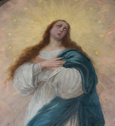 Zdjęcie nr 16: Nastawa ołtarzowa architektoniczna, jednokondygnacyjna ze zwieńczeniem, jednoosiowa z bramkami. Ołtarz prostopadłościenny, murowany, w drewnianej obudowie, z drewnianą mensą. Antepedium ujęte profilowaną ramą; w polu malowana płycina w formie leżącego prostokąta o zaokrąglonych narożach, wypełniona gałązkami różanymi, z akantowo-regencyjnym kartuszem. W narożach antepedium malowane ptaki siedzące na gałązkach. W polu kartusza ukazana scena męczeństwa św. Szymona i św. Judy Tadeusza, na tle pejzażu. Tabernakulum metalowe, prostopadłościenne, flankowane pilastrami w formie spływów wolutowych zdobionych gałązkami róży, zamknięte od góry profilowanym gzymsem. Drzwiczki w kształcie stojącego prostokąta zamkniętego łukiem odcinkowym nadwieszonym; w polu przedstawienie kielicha z hostią. Tabernakulum wprawione w wysoki cokół, na którym stoi tron wystawienia w formie obrotowej niszy, o wypukłej ściance frontowej i ustawionymi pod kątem ściankami bocznymi. Nisza flankowana parą kolumienek i spływów wolutowych dźwigających belkowanie oraz fragmenty przerwanego, półkolistego przyczółka. Na belkowaniu szczyt z rocaillem, z napisem w polu: „ECCE / TABERNACULUM / DEI”. Nastawa ustawiona na dwustrefowym cokole, z wyodrębnionymi czterema prostopadłościanami, w górnej części zdobionym płycinami. Retabulum ujęte parami pilastrów i filarów o kanelowanych trzonach oraz stojącymi przed nimi w układzie schodkowym kolumnami o kapitelach kompozytowych. Podpory dźwigają pełne belkowanie, wyłamane na ich osi, z przerwanym architrawem nad polem środkowym. Na belkowaniu fragmenty falistego, przerwanego przyczółka z figurami aniołów z arma Christi. W polu środkowym wnęka w formie stojącego prostokąta zamkniętego łukiem odcinkowym nadwieszonym, ujęta profilowaną ramą, z obrazem Najświętszej Marii Panny Niepokalanie Poczętej. Nad nią, w polu belkowania rocaille&#039;owy kartusz z napisem „HI / SUNT VIRI / MISERICORDIAE / [...]ccdis 44”. Zwieńczenie w formie zbliżonej do stojącego prostokąta, ujętego pilastrami przechodzącymi w spływy wolutowe, zamkniętego dwoma fragmentami wolutowego gzymsu. Całość zakończona szczytem utworzonym z muszli i zwisów kwiatowych, flankowanym przez dwa wazony. Zwieńczenie ujęte liśćmi palmowymi. W polu obraz z grupą Ukrzyżowania w formie stojącego prostokąta, w profilowanej ramie, dekorowanej rocaille&#039;m. Nastawa flankowana bramkami zwieńczonymi konsolami, na których stoją figury Marii i św. Jana Ewangelisty. Przejścia w formie stojącego prostokąta o wklęsłych górnych narożach, z drzwiczkami z malowanymi przedstawieniami św. Piotra i św. Pawła. Struktura polichromowana na sposób imitujący marmoryzację w kolorze zielono-niebieskim, z laserunkiem, kolumny, ornamentyka i profile złocone, detal srebrzony.